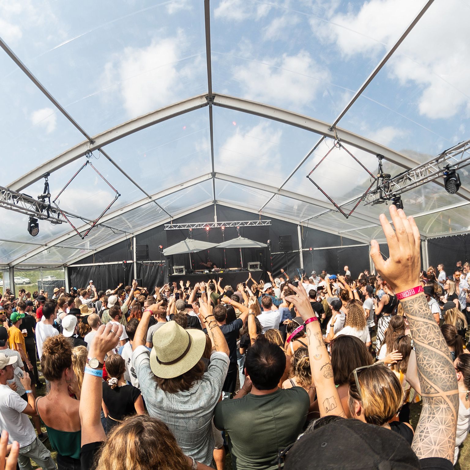 Eine Ansammlung von Menschen beim Palp-Festival, Wallis, Schweiz
