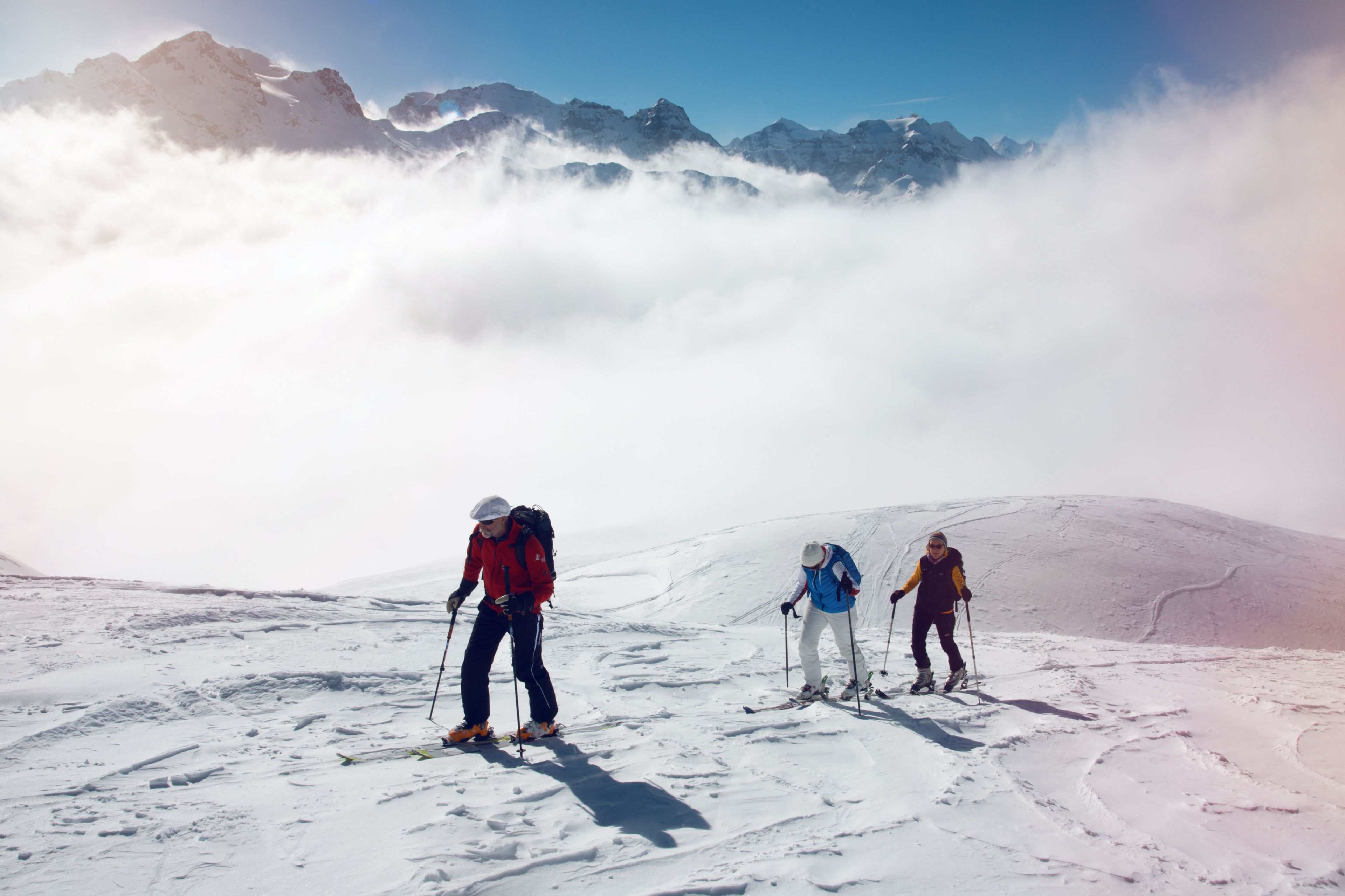 Groupe de randonneurs à ski montant le Gandhorn dans le Binntal