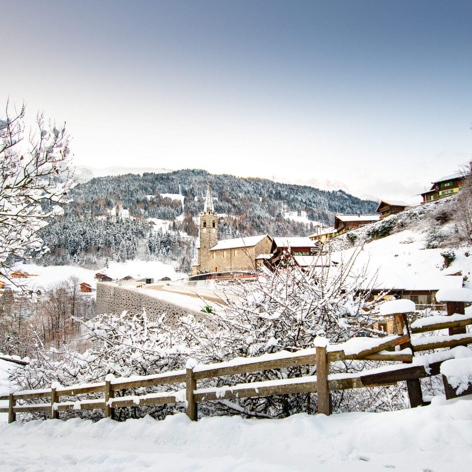 Eglise, village de Troistorrents, Valais, Suisse
