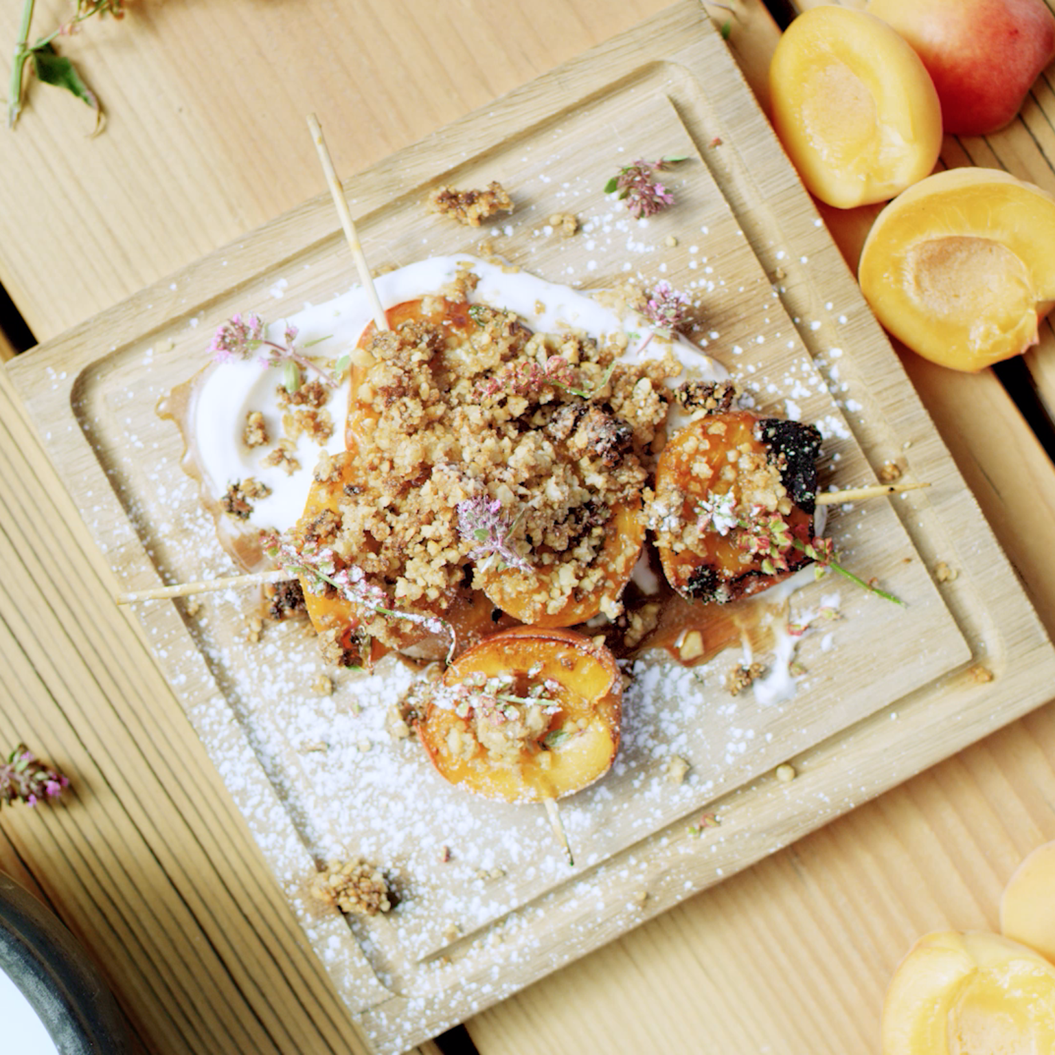 Brochettes d’abricots au crumble de noisettes, Recettes, Valais, Suisse