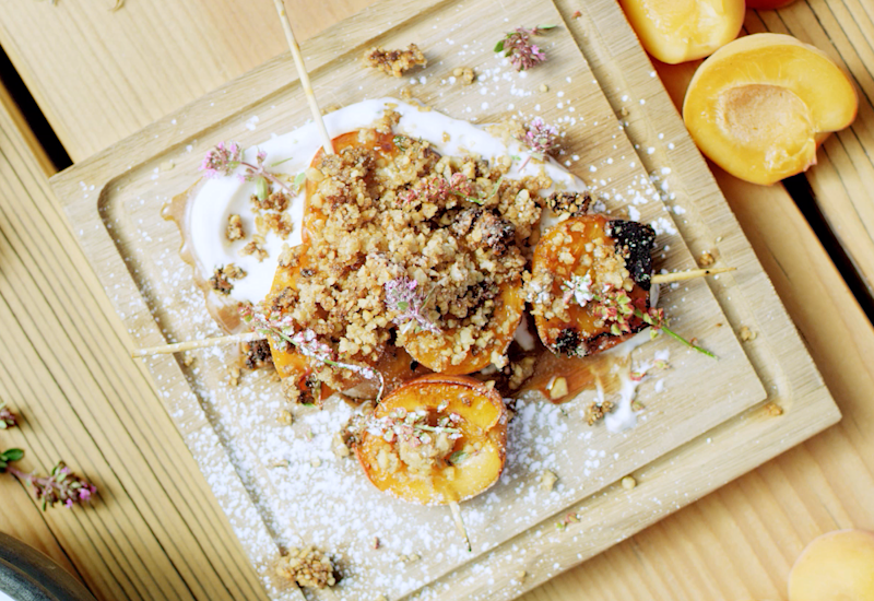 Brochettes d’abricots au crumble de noisettes, Recettes, Valais, Suisse