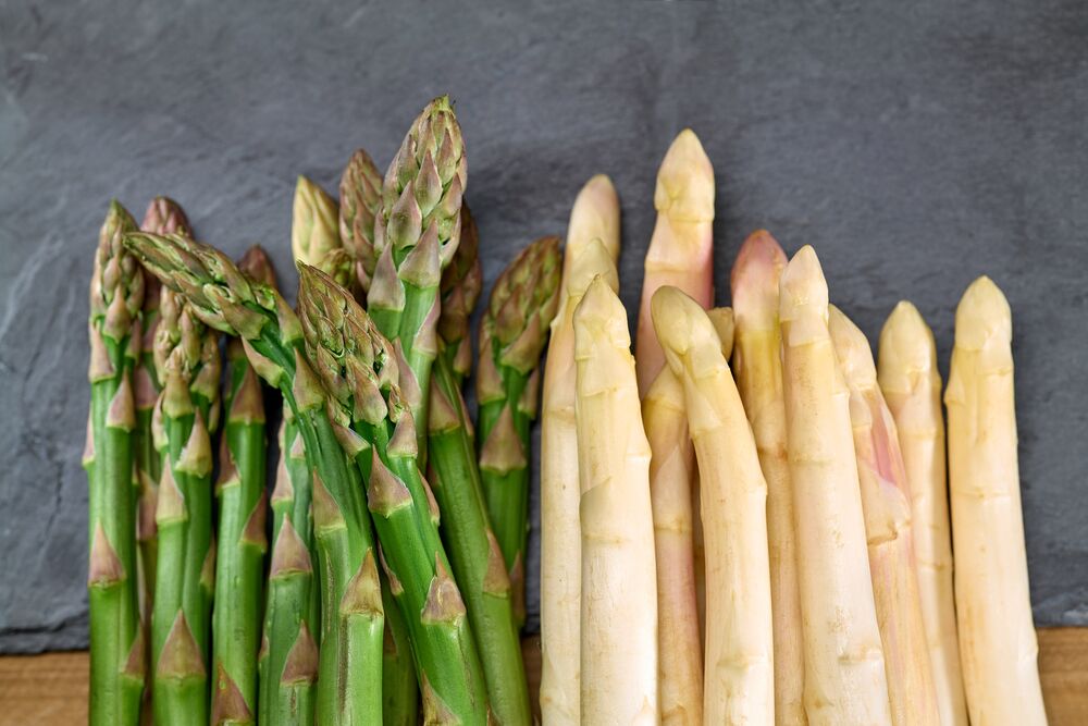 Spargeln Asperges dans une assiette