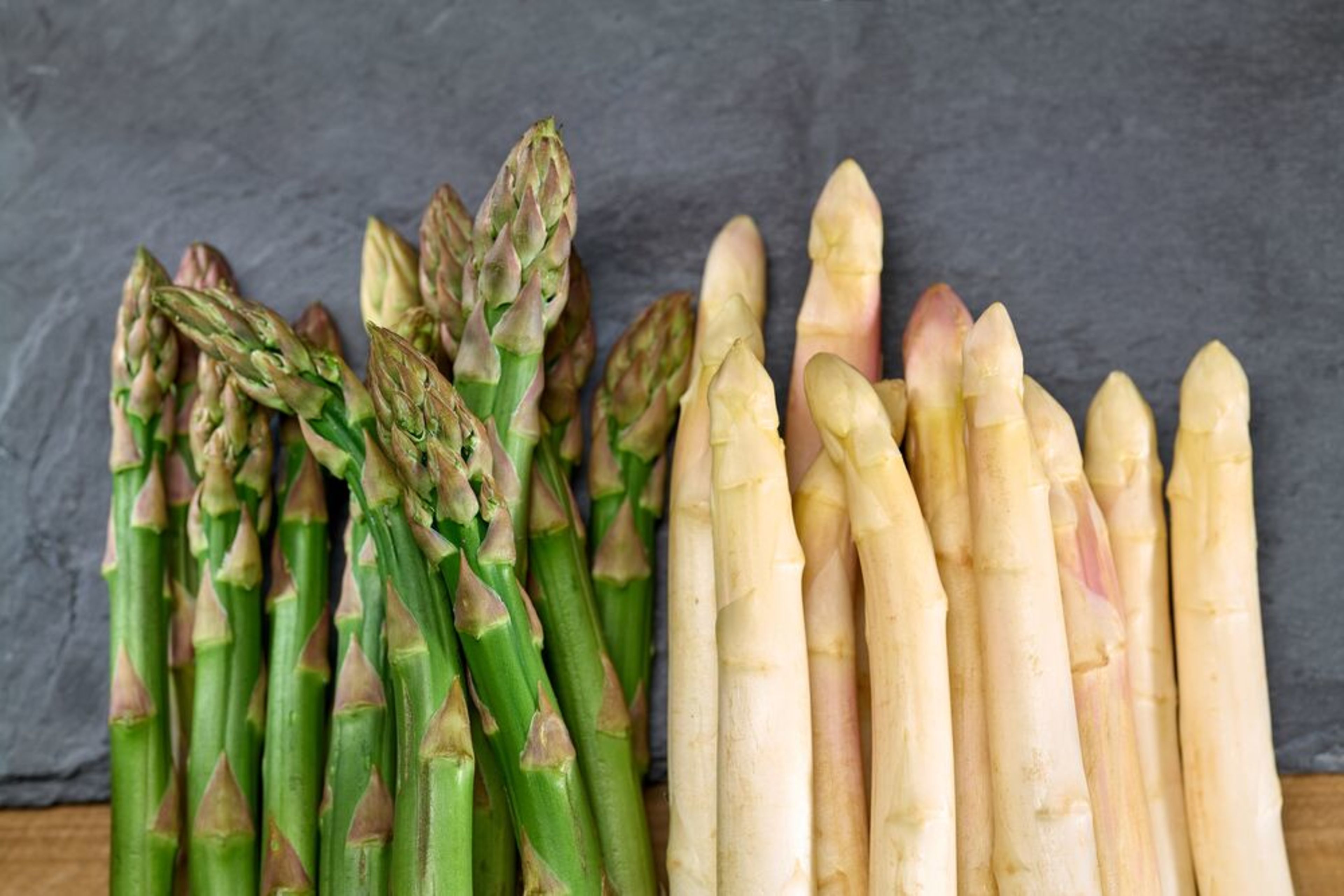 Spargeln Asperges dans une assiette