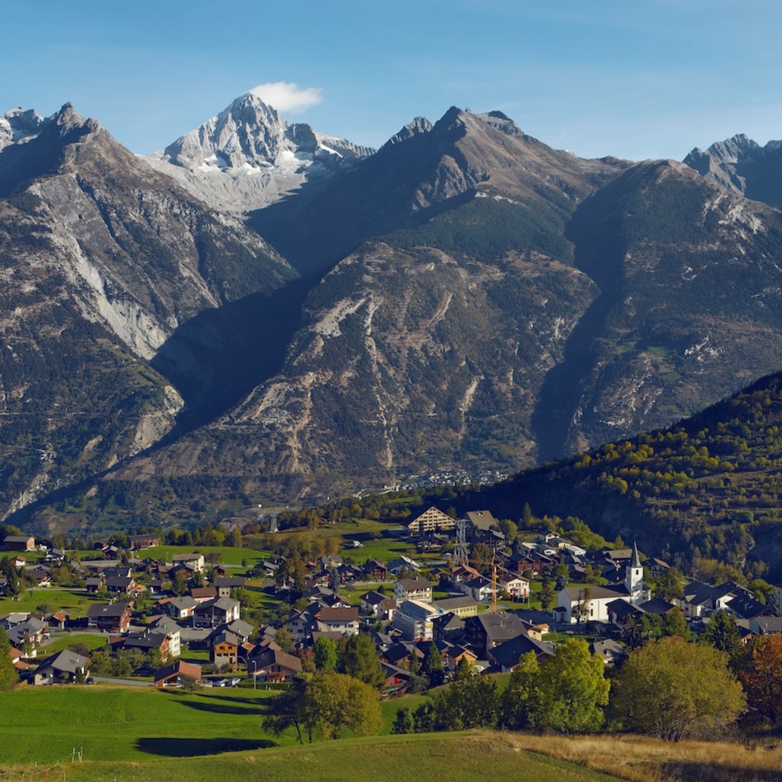 Dorf Unterbaech im Sommer, im Hintergrund das Bietschhorn, Wallis