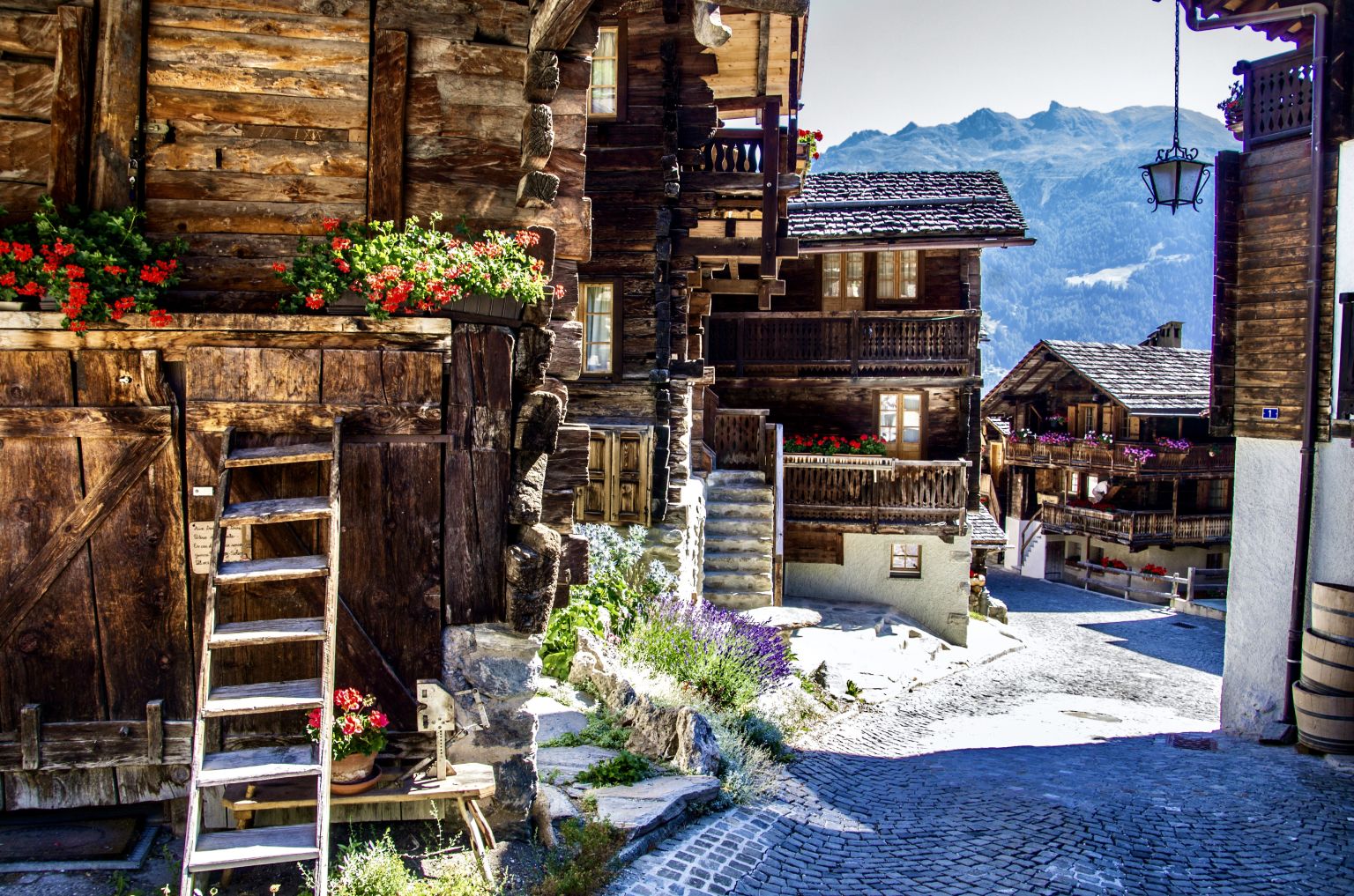 Mit einem Spaziergang durch die engen gepflasterten Gassen des zauberhaften Dorfes Grimentz, Wallis, Schweiz