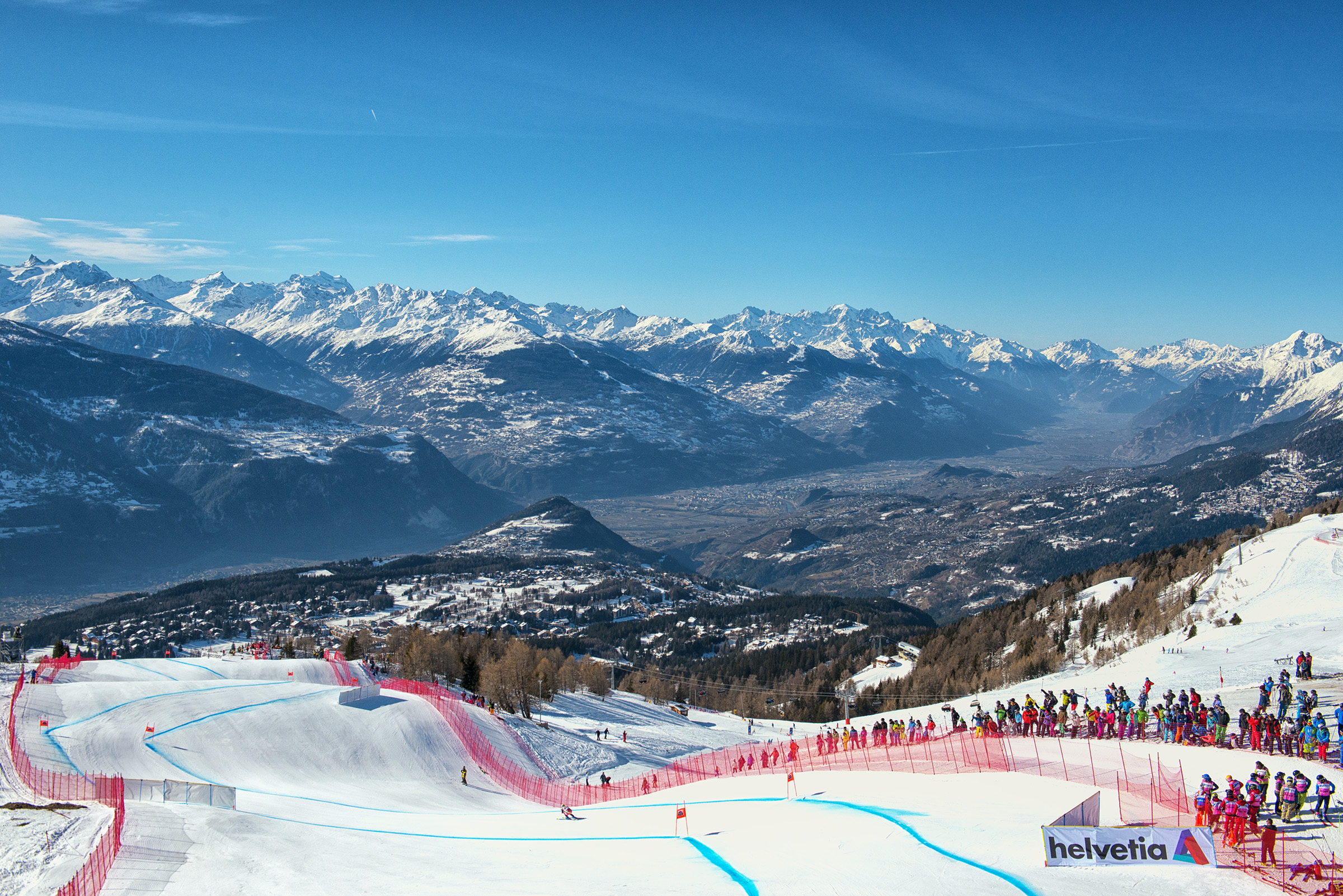 Vue sur la vallée du Rhône en hiver depuis les piste de ski pendant une course à Crans-Montana, Valais