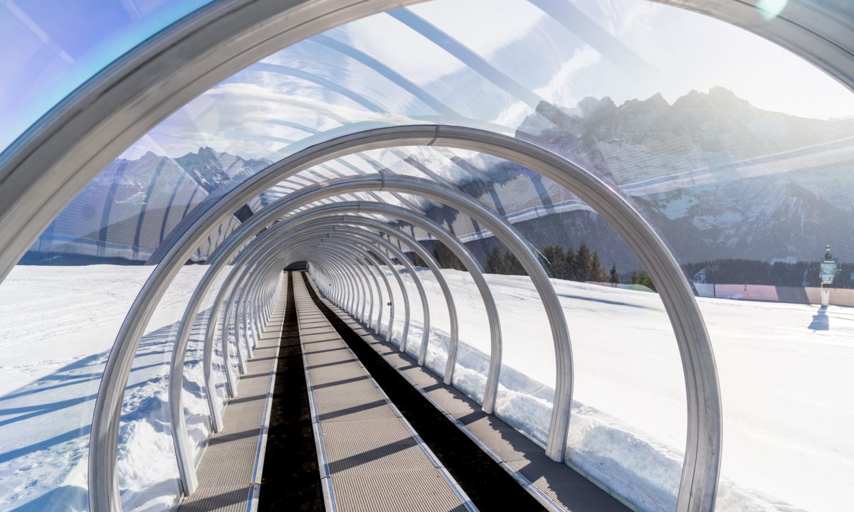  Innenansicht des überdachten Zauberteppichs Foilleuse im Anfängerbereich von Morgins, mit den majestätischen Dents du Midi im Hintergrund.