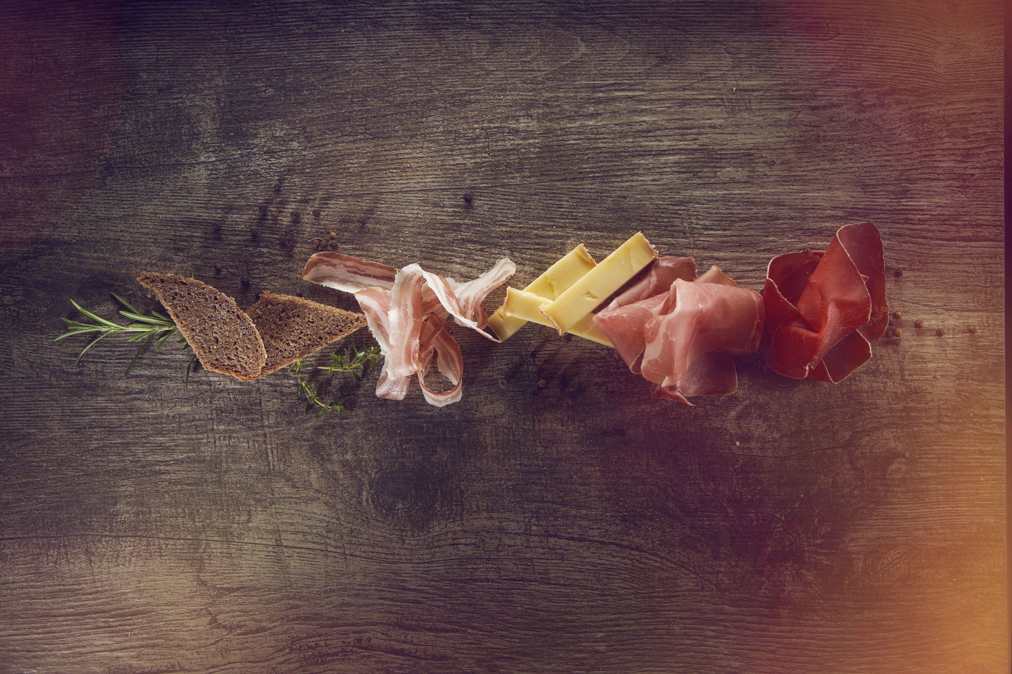 Produits locaux, viande, fromage, pain de seigle, Valais, Suisse