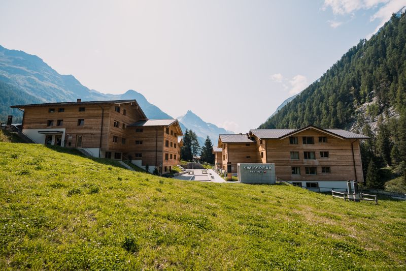 Le Swisspeak Resort de Zinal dans un cadre hivernal