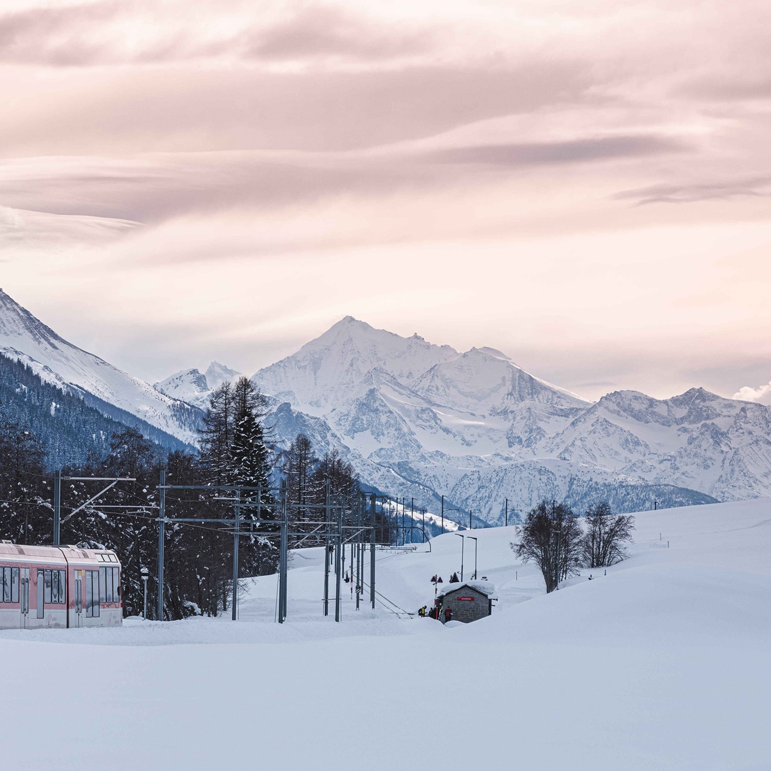 Matterhorn Gotthard Bahn Zug in Goms, Winter im Wallis, Mobilität, Schweiz
