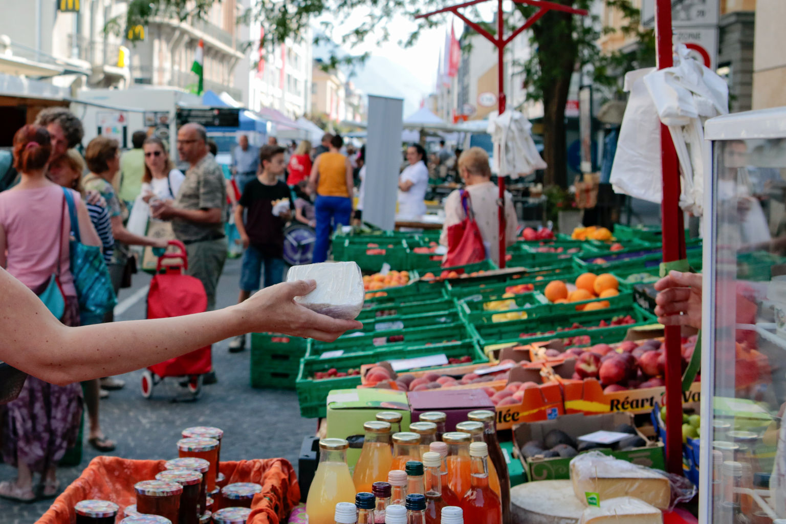 Auf dem Martignyer Markt sind viele Obst- und Gemüsearten aus der Region erhältlich. Aprikosen. Wallis Schweiz