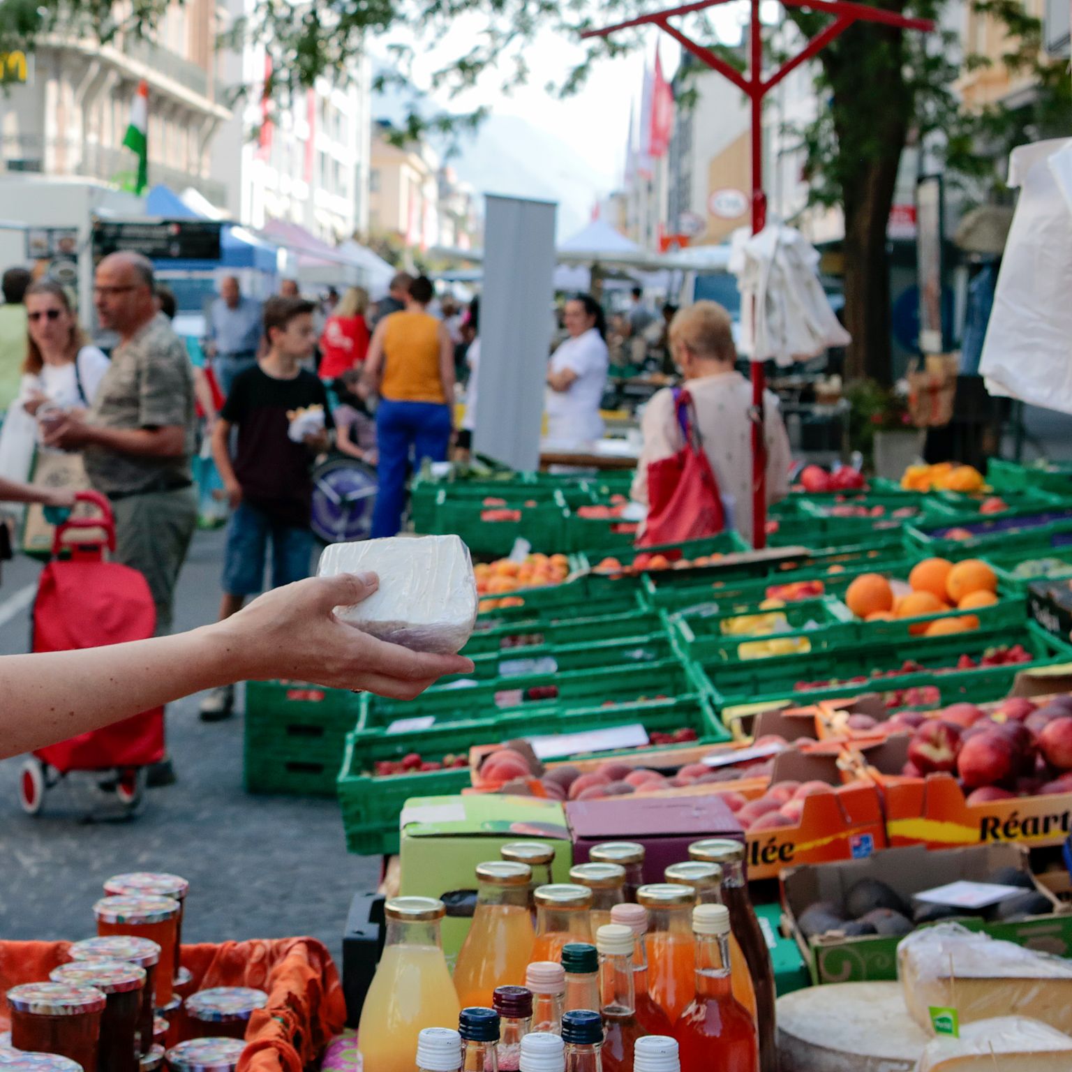 Auf dem Martignyer Markt sind viele Obst- und Gemüsearten aus der Region erhältlich. Aprikosen. Wallis Schweiz