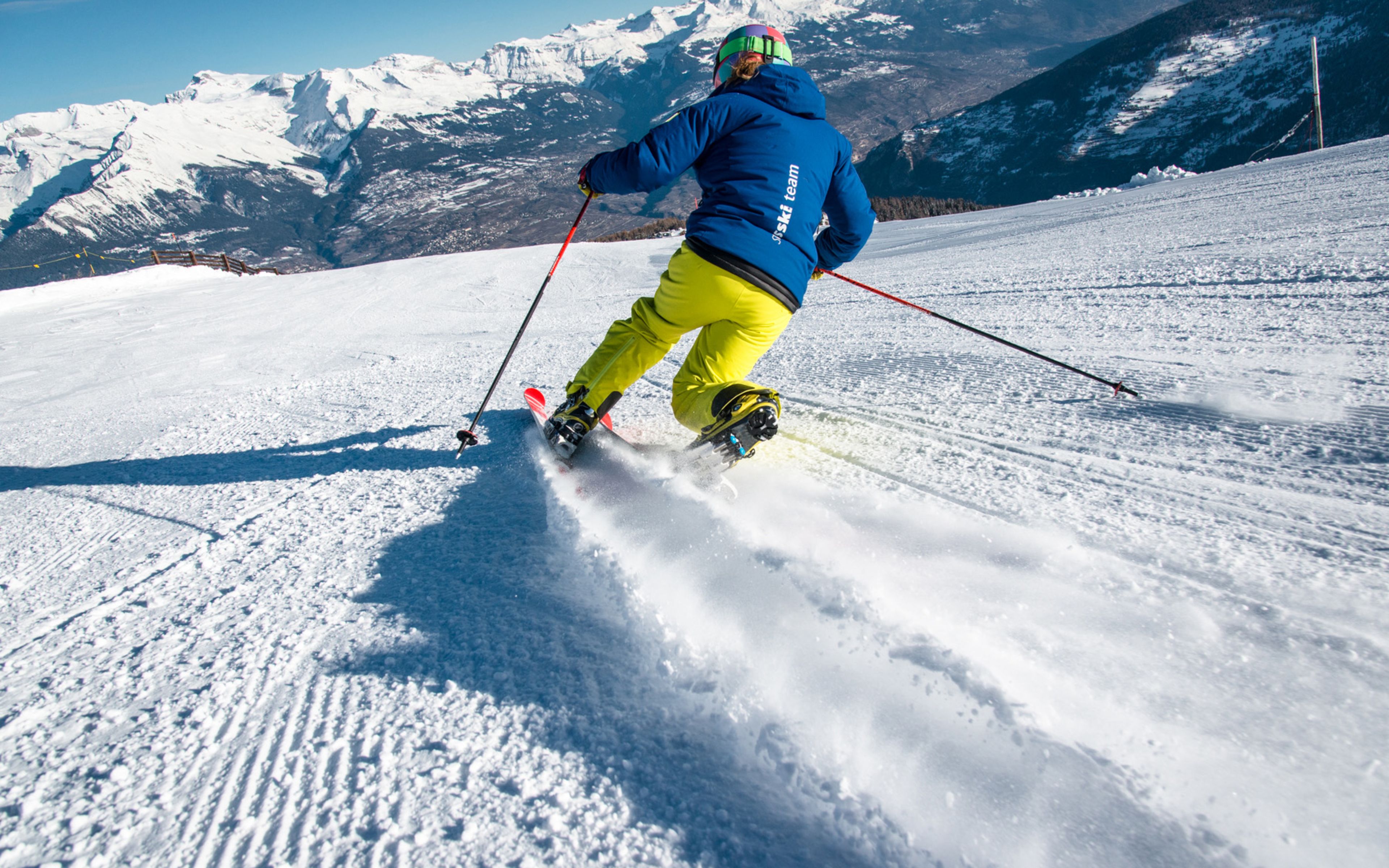 Für den Telemark braucht es eine Spezialbindung, die das Heben des Schuhs erlaubt. An den Weltcup-Rennen gehört auch Skaten und Springen dazu. Skifahren im Wallis. Thyon. Schweiz.