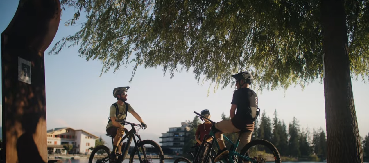 Trois vététistes sur le parcours de la Valais Alpine Bike entre Crans-Montana et Leukerbad, Valais, Suisse.