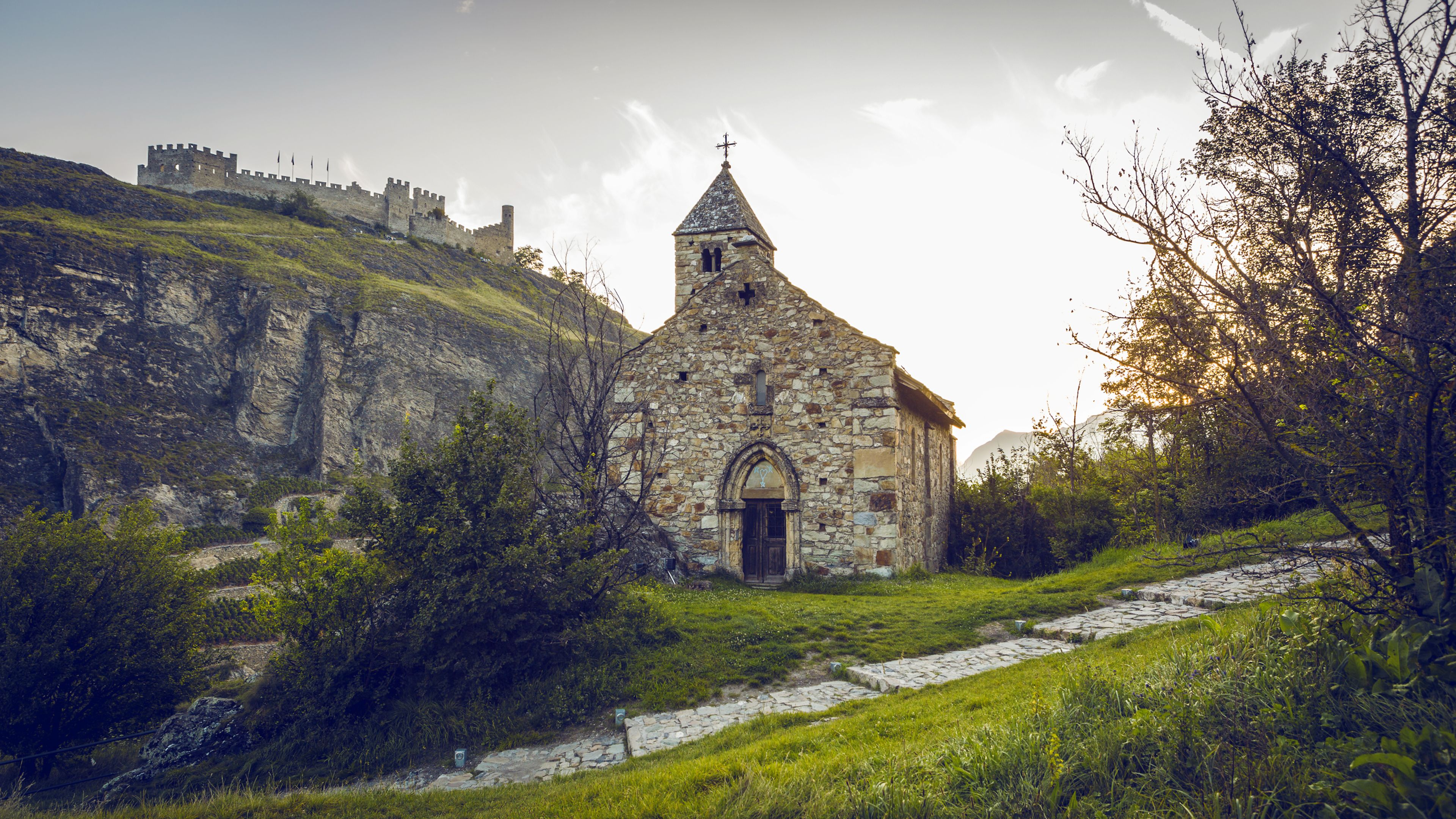 Eglise et Tourbillon à Sion, Valais