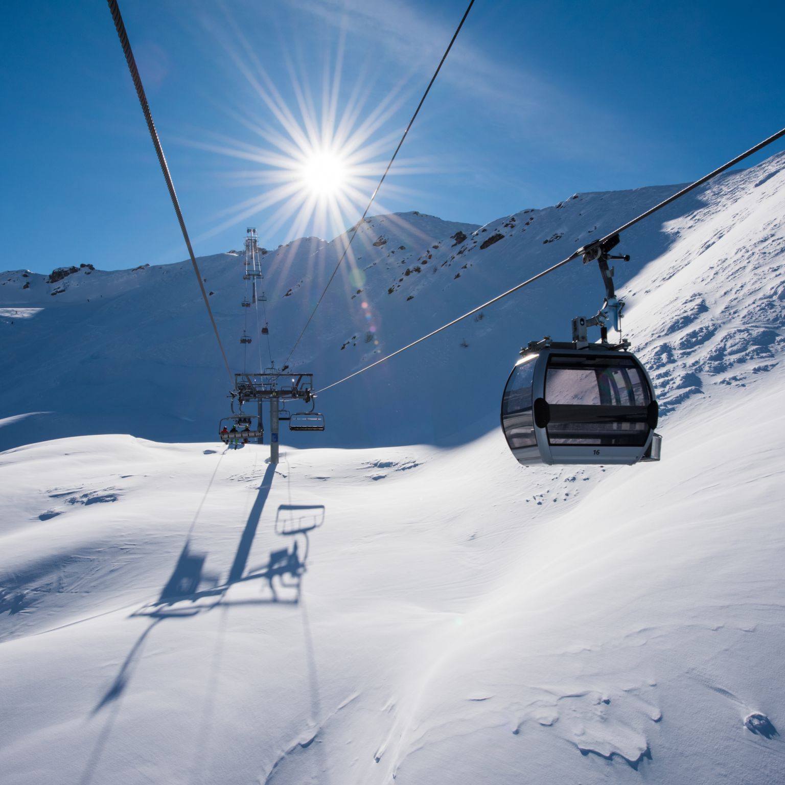 Die Gondelbahn bringt die Skifahrer auf den Gipfel der Pisten von Verbier. Wallis, Schweiz.