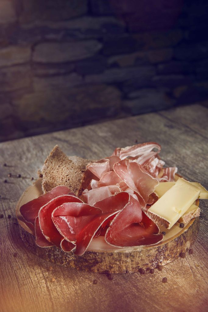 Valaisan plate made of dried meat, raw ham, dry bacon and cheese, Valais Wallis, Schweiz Suisse