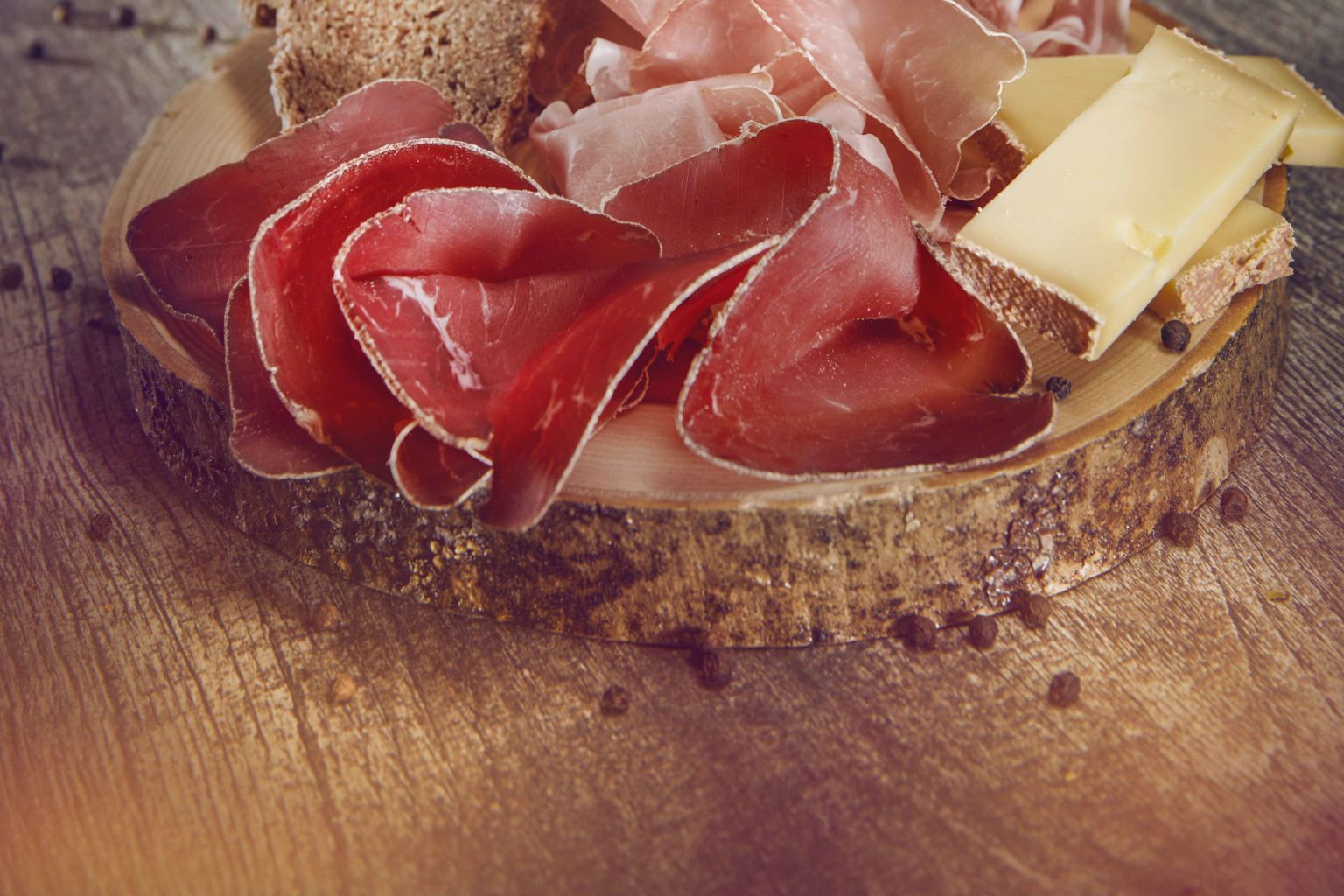 Walliser Teller aus Trockenfleisch, Rohschinken, trockenem Speck und Käse, Valais Wallis, Schweiz Suisse
