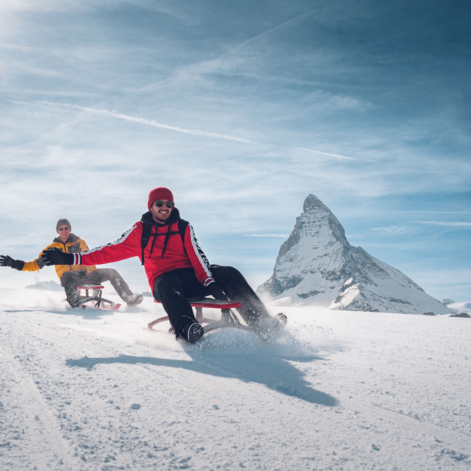 Rodler vergnügen sich auf der höchstgelegenen Rodelbahn der Schweiz am Gornergrat in Zermatt.