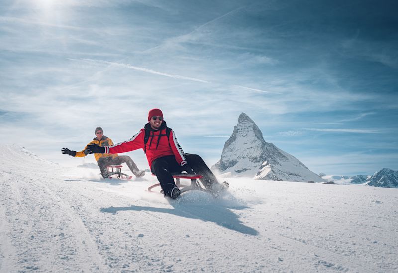 Des lugeurs s'éclatent sur la piste de luge la plus haute de la Suisse, au Gornergrat à Zermatt.