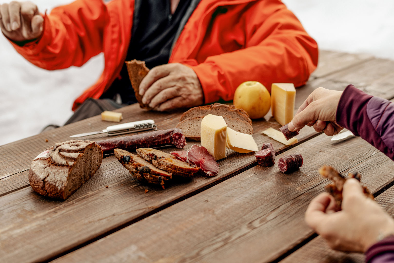 Mutet nach einfacher Mahlzeit an, schmeckt aber fürstlich: Ein Picknick mit Walliser Spezialitäten, Wallis, Schweiz