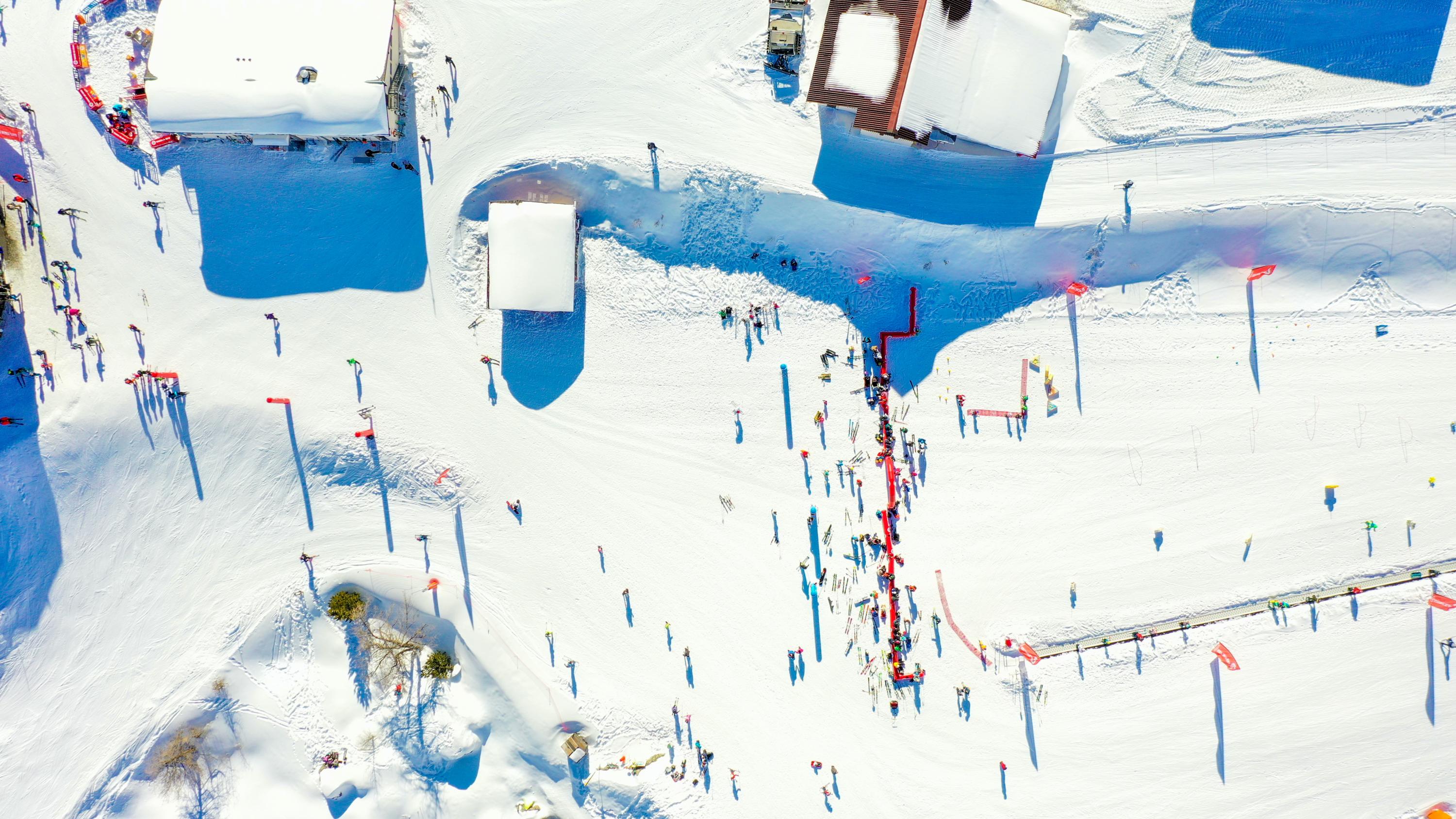 Kinder stehen in der Warteschlange beim Minigliss-Gelände in Grimentz