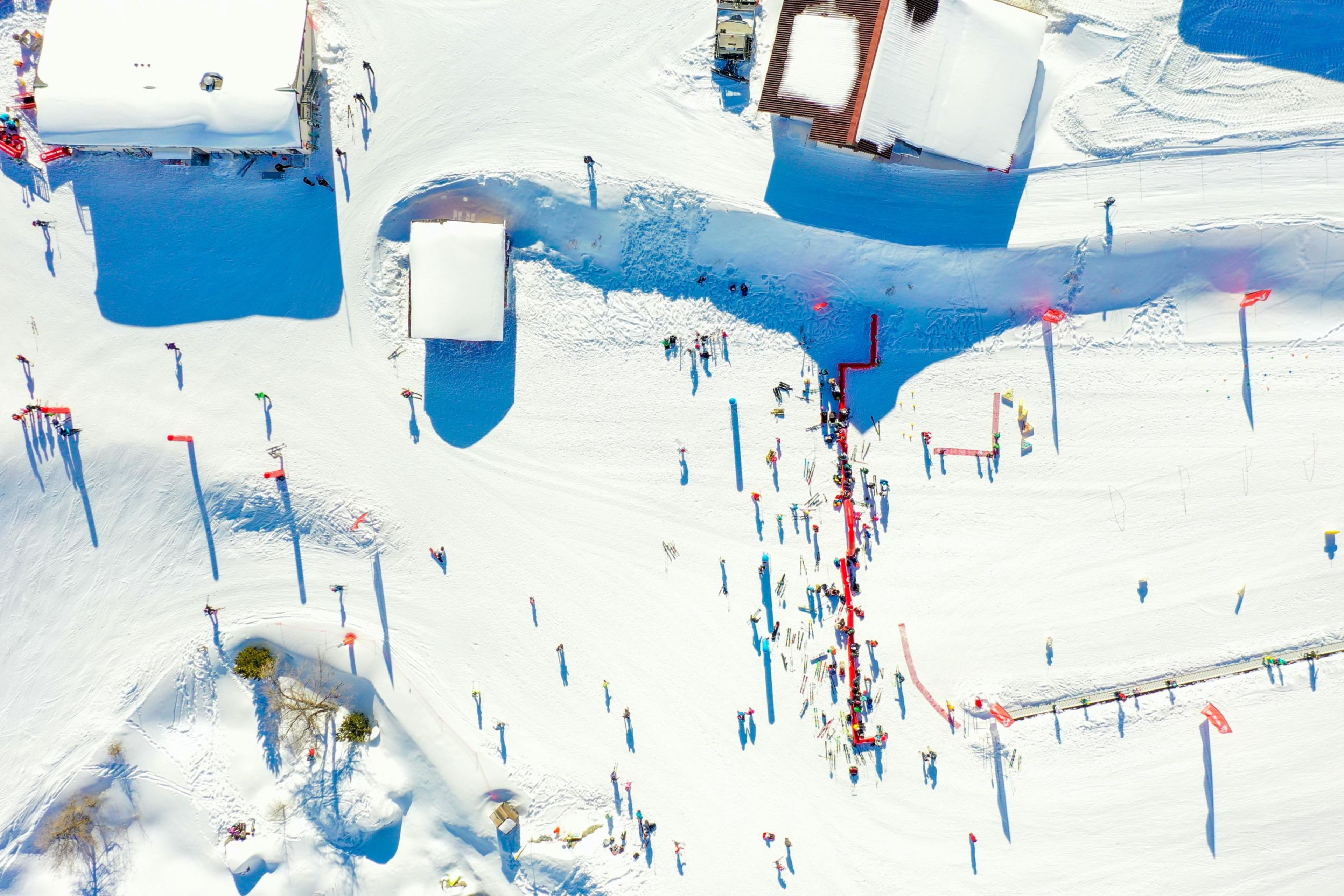 Kinder stehen in der Warteschlange beim Minigliss-Gelände in Grimentz