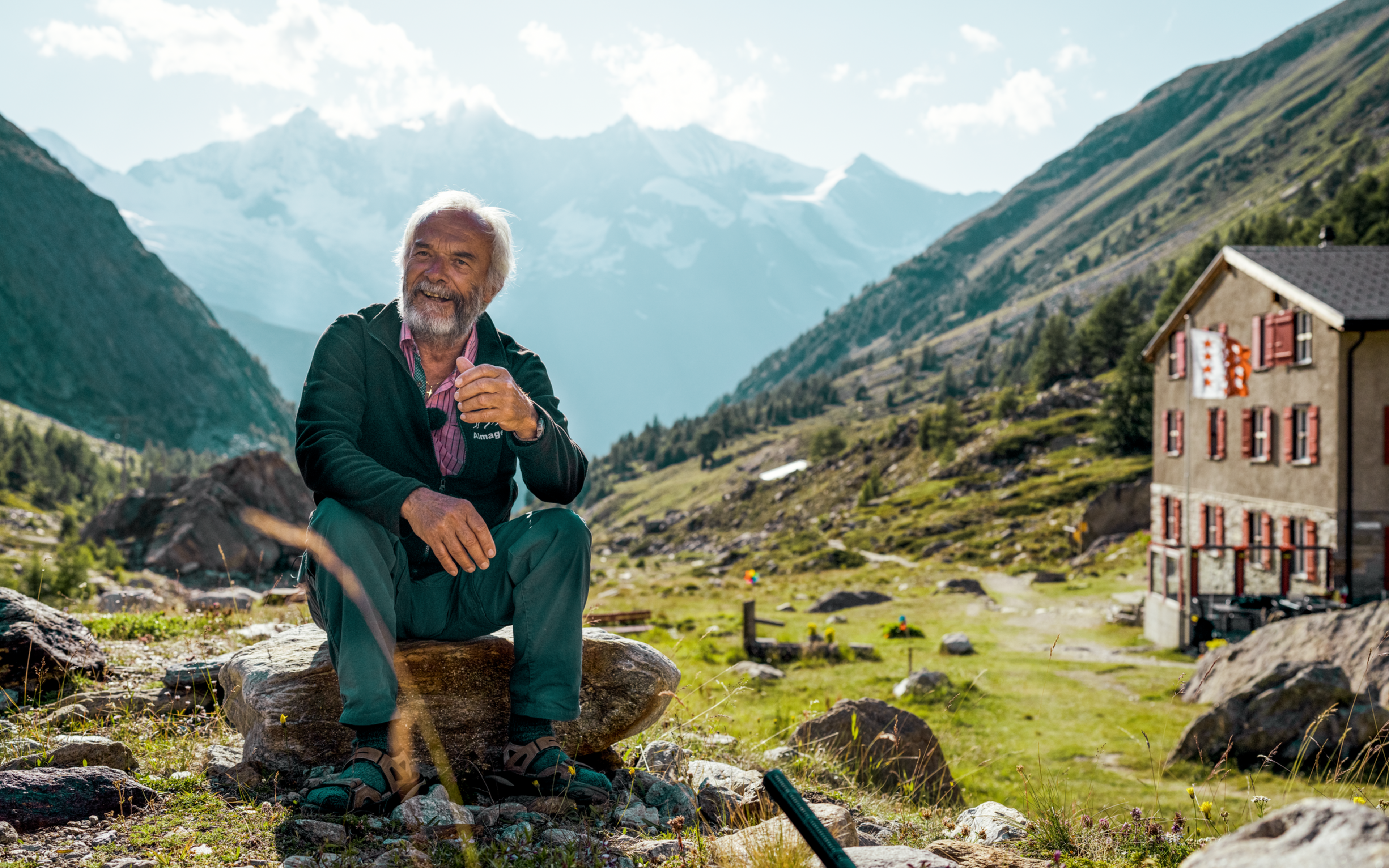 Urs Anthamatten devant son Berghotel Almagelleralp.