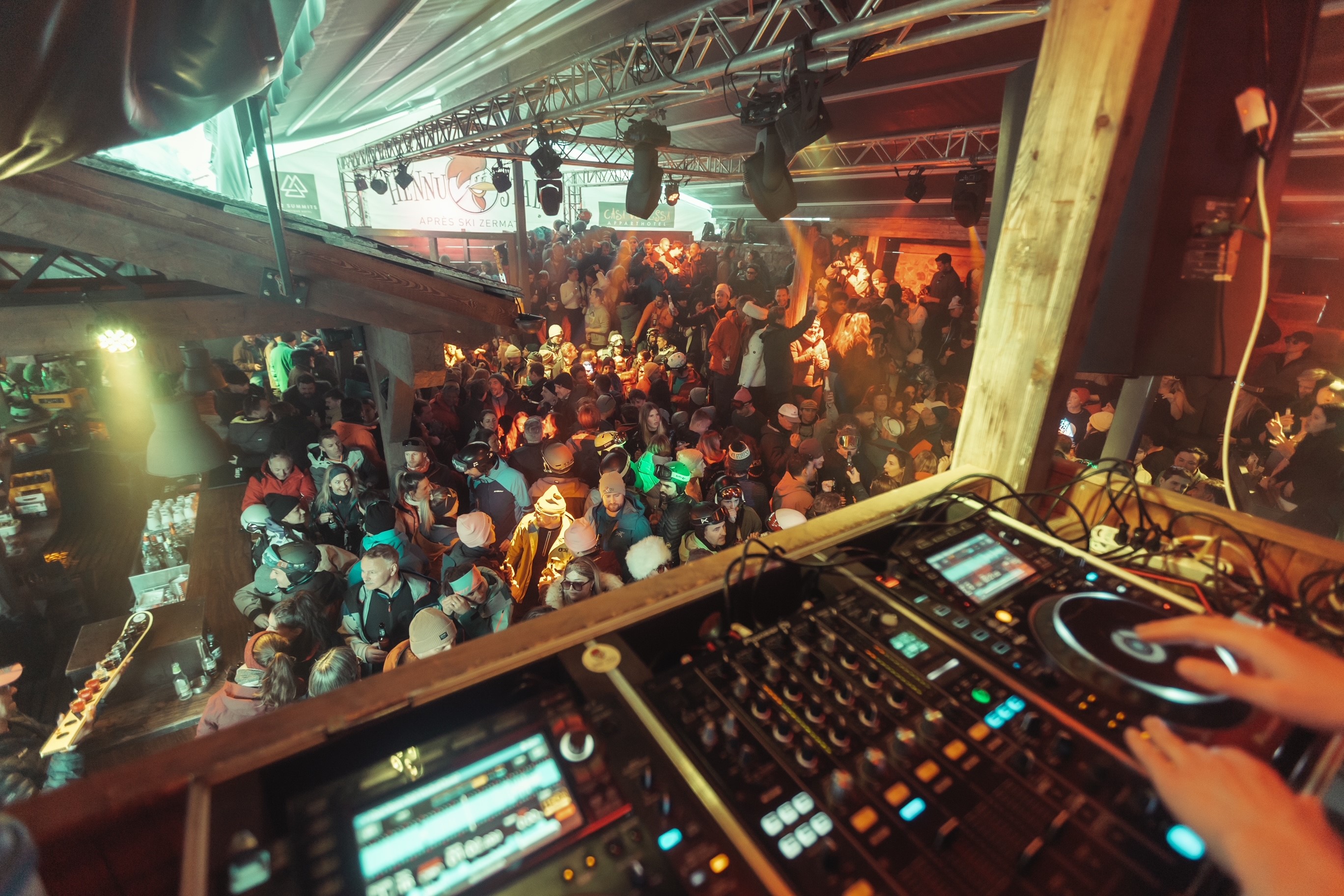 Feiernde Gäste im Hennu Stall in Zermatt mit DJ und Party-Stimmung beim Après-Ski