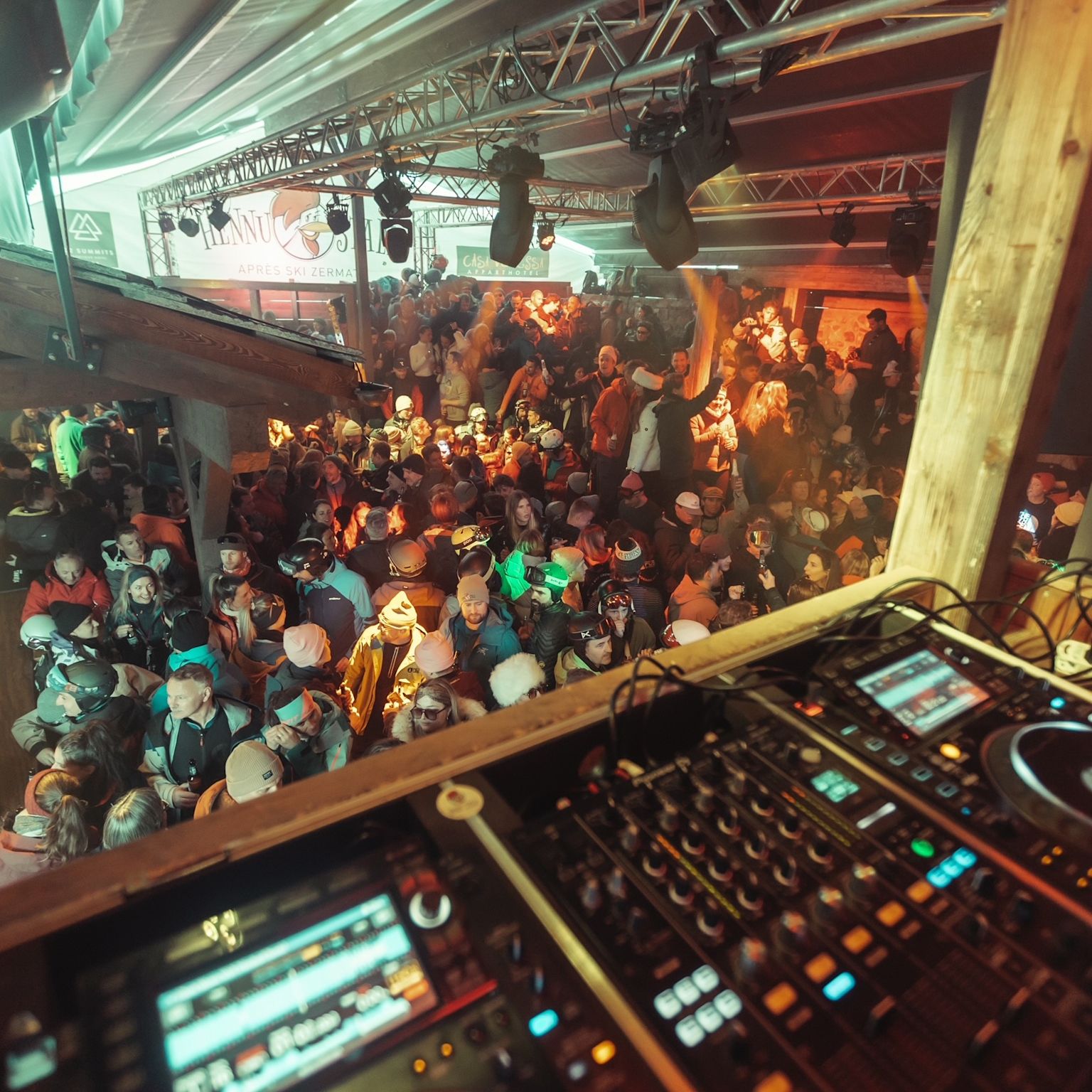 Feiernde Gäste im Hennu Stall in Zermatt mit DJ und Party-Stimmung beim Après-Ski