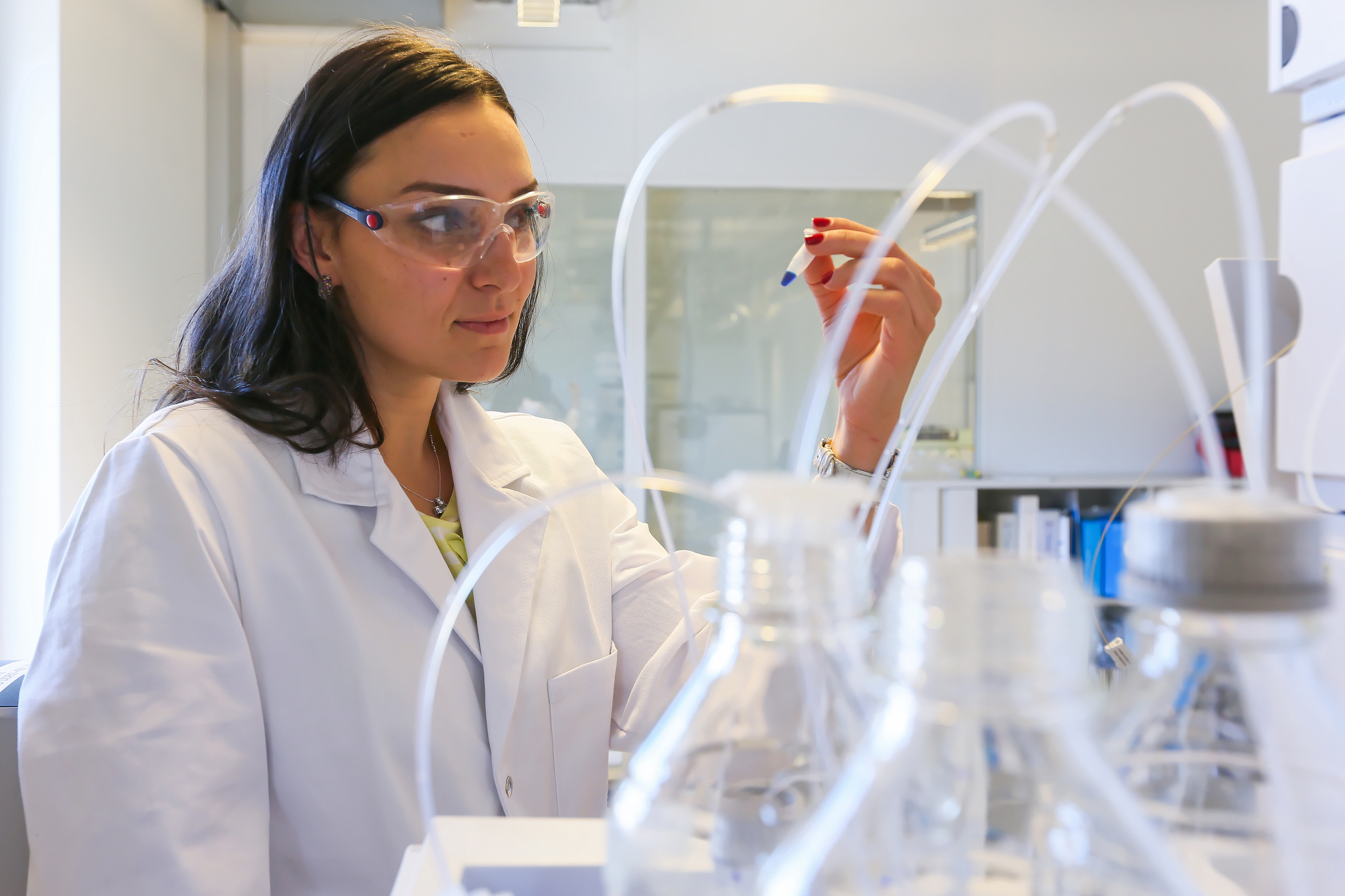 Chemikantin in der Industrie EPFL Energypolis, Wallis, Schweiz