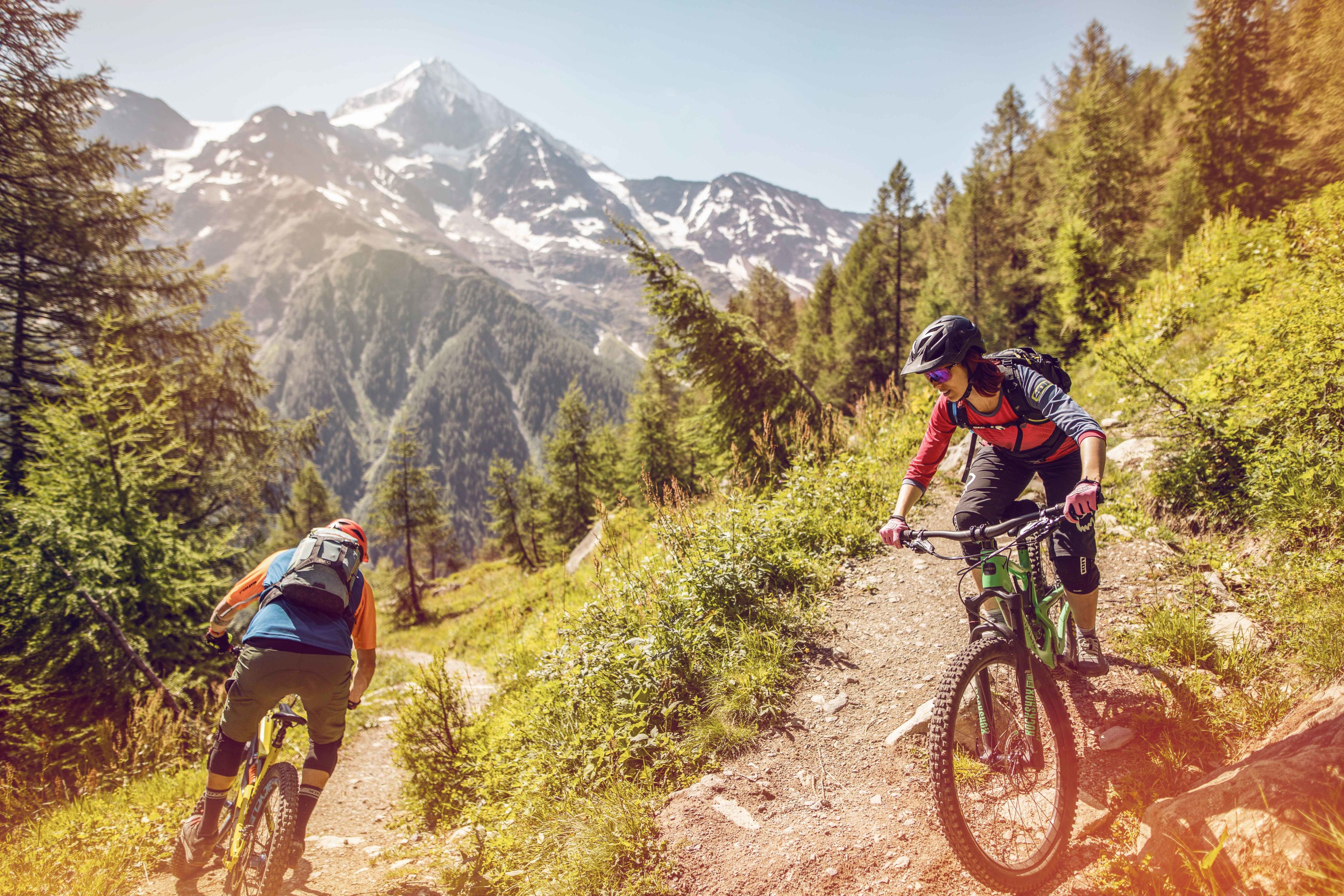 Der Schüler folgt seinem Guide auf einer Mountainbike-Tour das Lötschental hinunter., Valais Wallis Schweiz Suisse