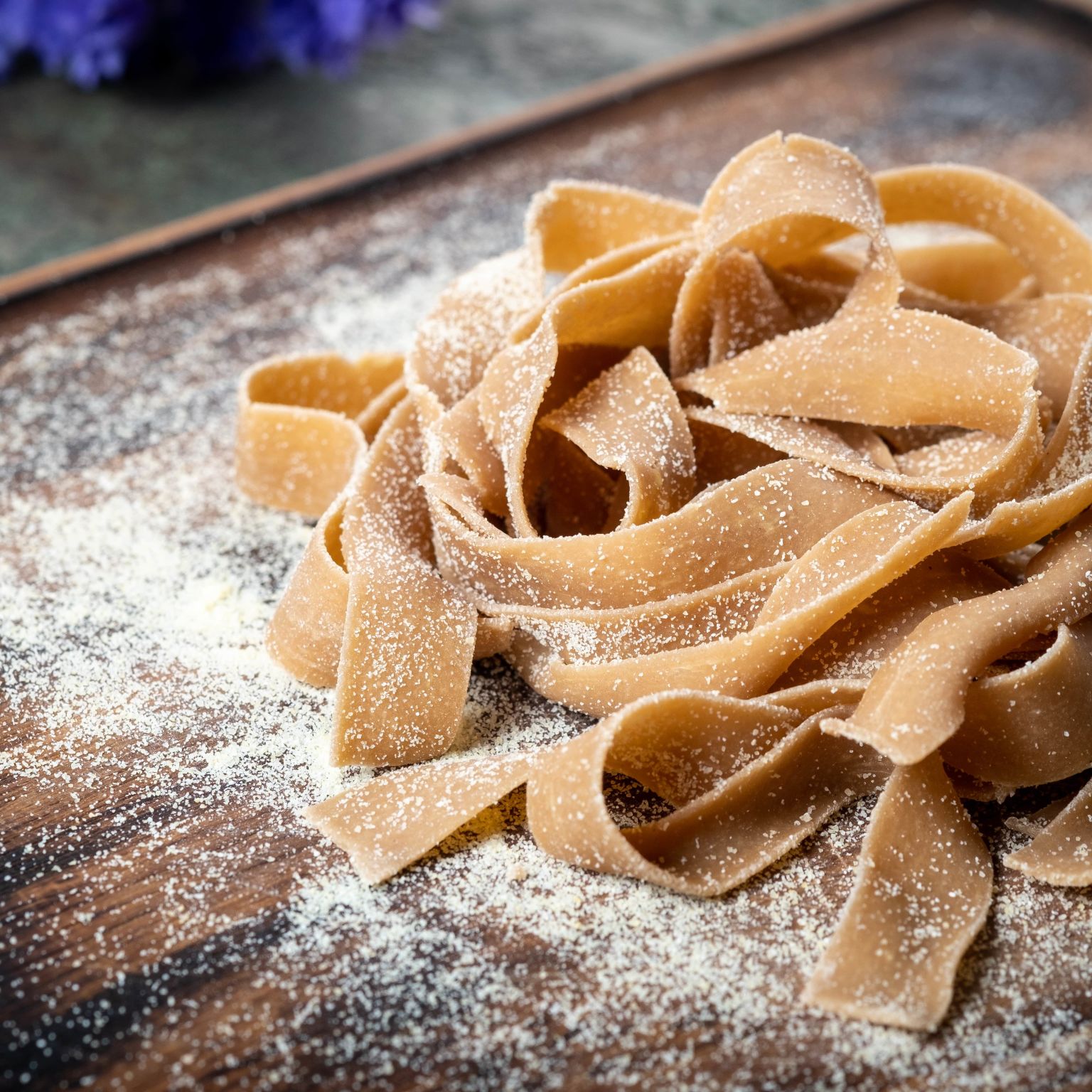 Tagliatelle auf einem Brett bestreut mit Kastanienmehl, Wallis, Schweiz