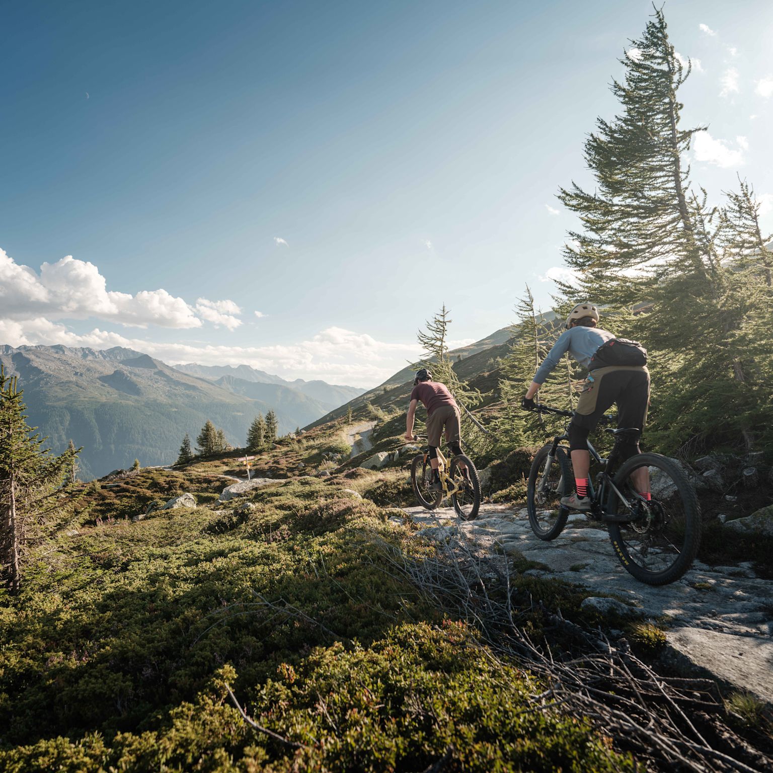 aZwei Bikers auf der 1. Etappe des Valais Panorama Bike zwischen dem Grimselpass und dem Vallée de Conches