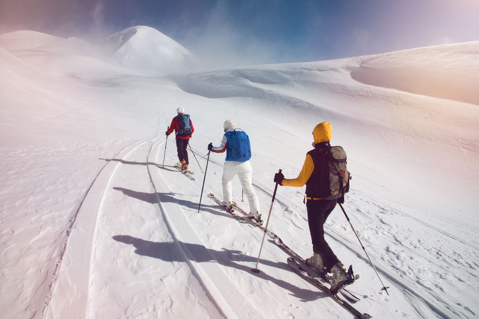 Groupe de randonneurs à ski montant le Gandhorn dans le Binntal