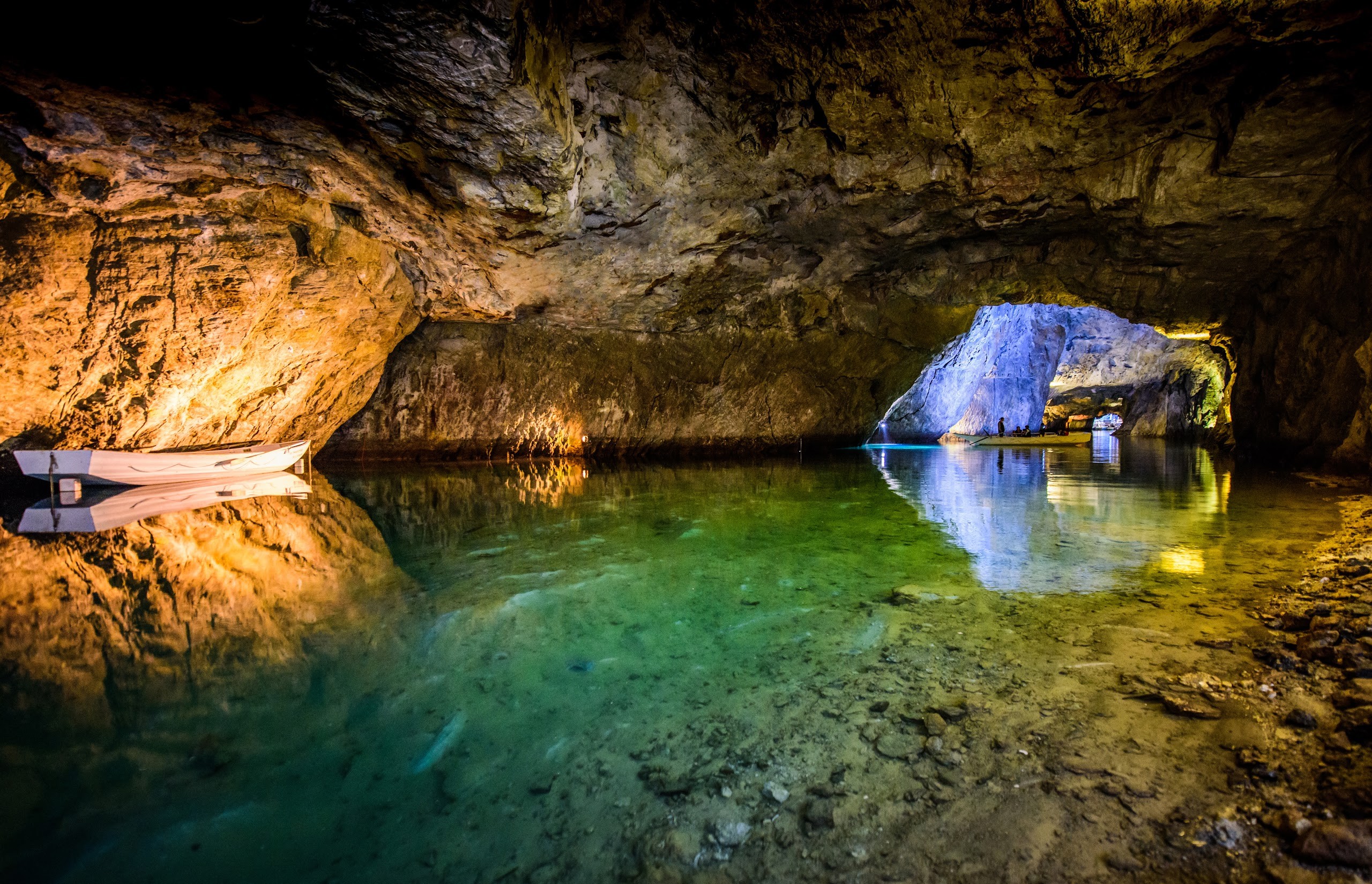 Lago sotterraneo St-Léonard , Vallese, Svizzera