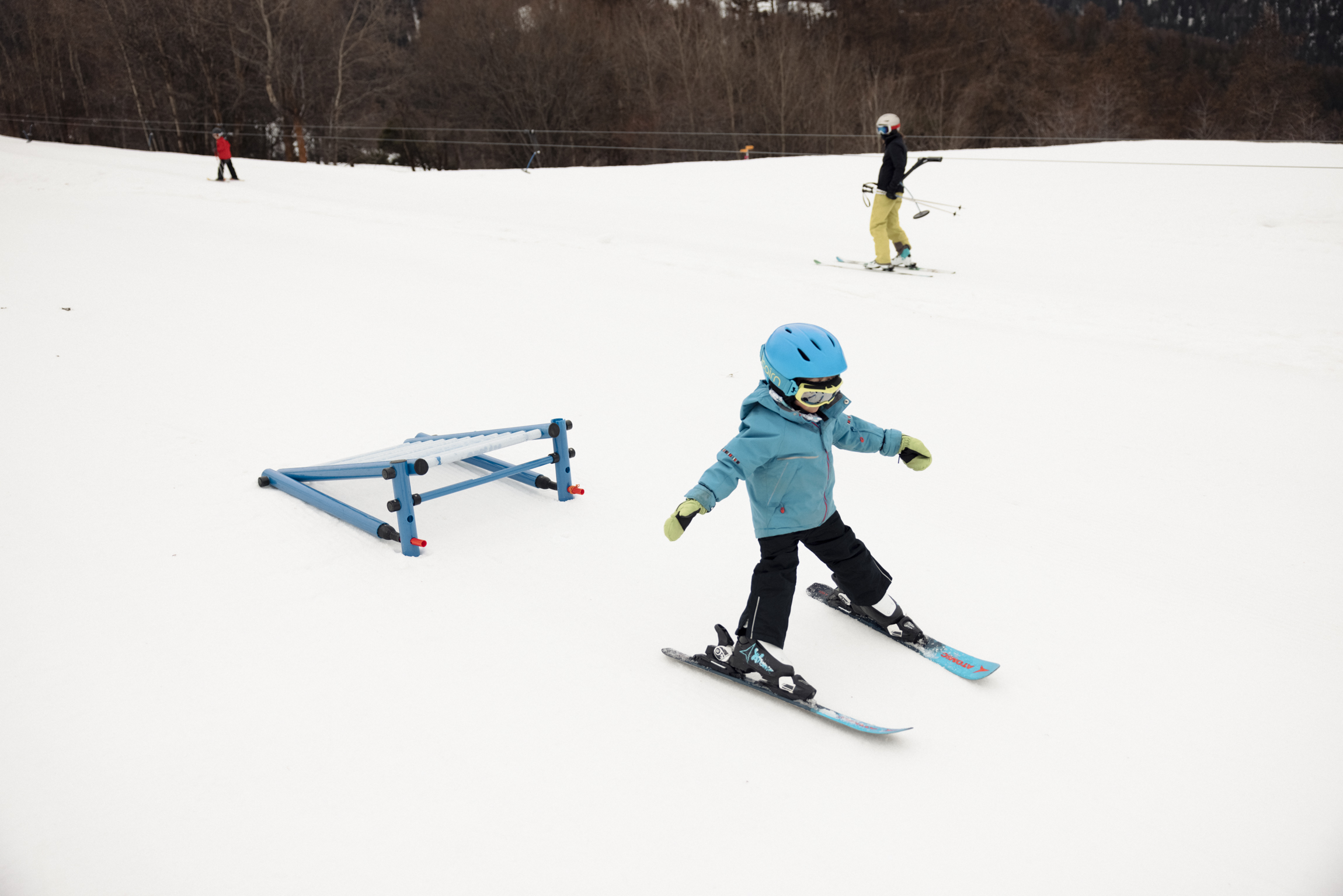 Child skiing in MoosAlbi Kids’ Paradise in Bürchen with practice feature