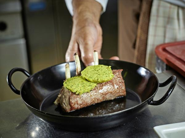 Lammkrone mit Kräuterkruste auf Ratatouille