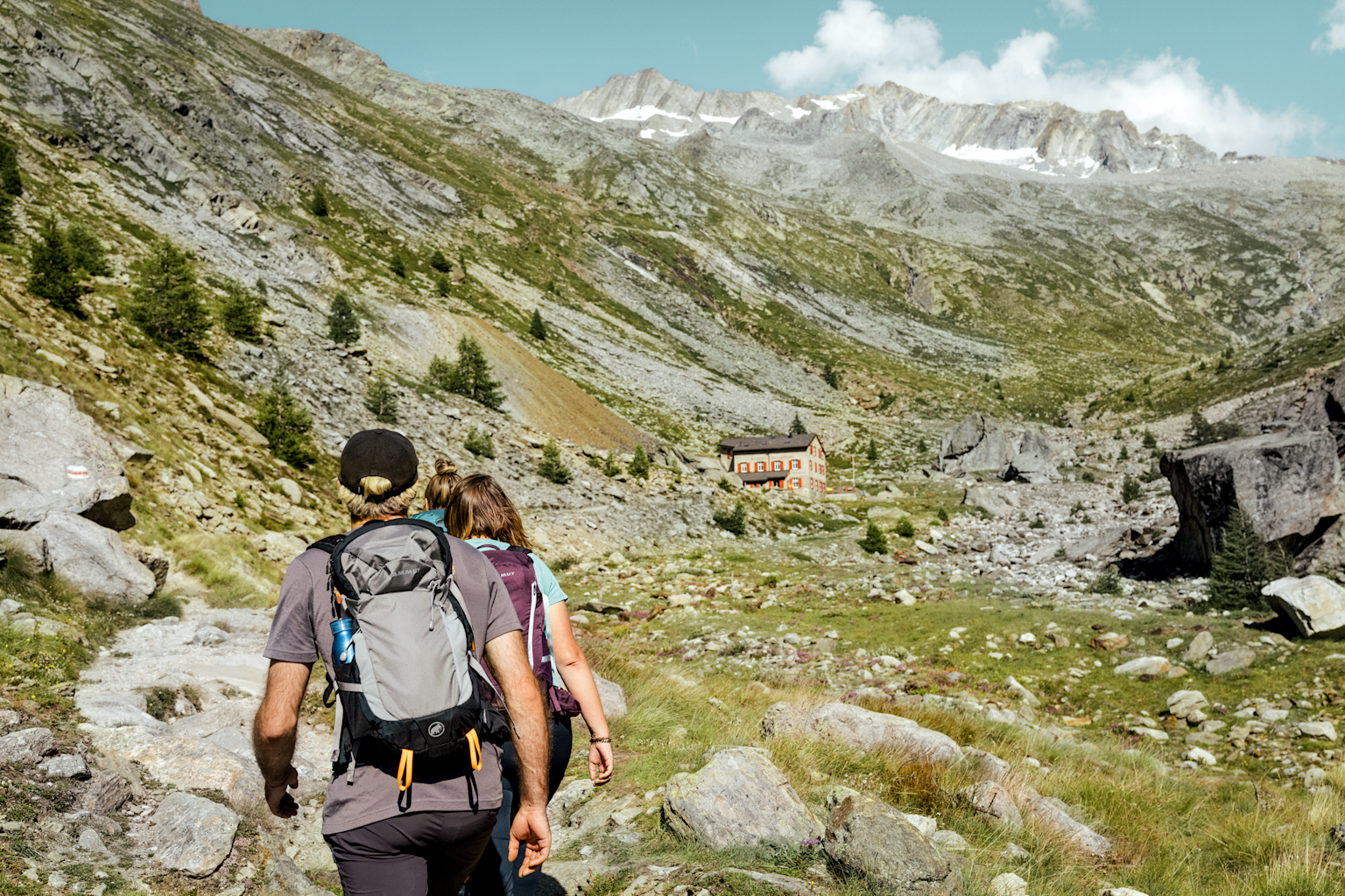 Peu après avoir quitté la forêt, on peut déjà voir l’Almagelleralp.