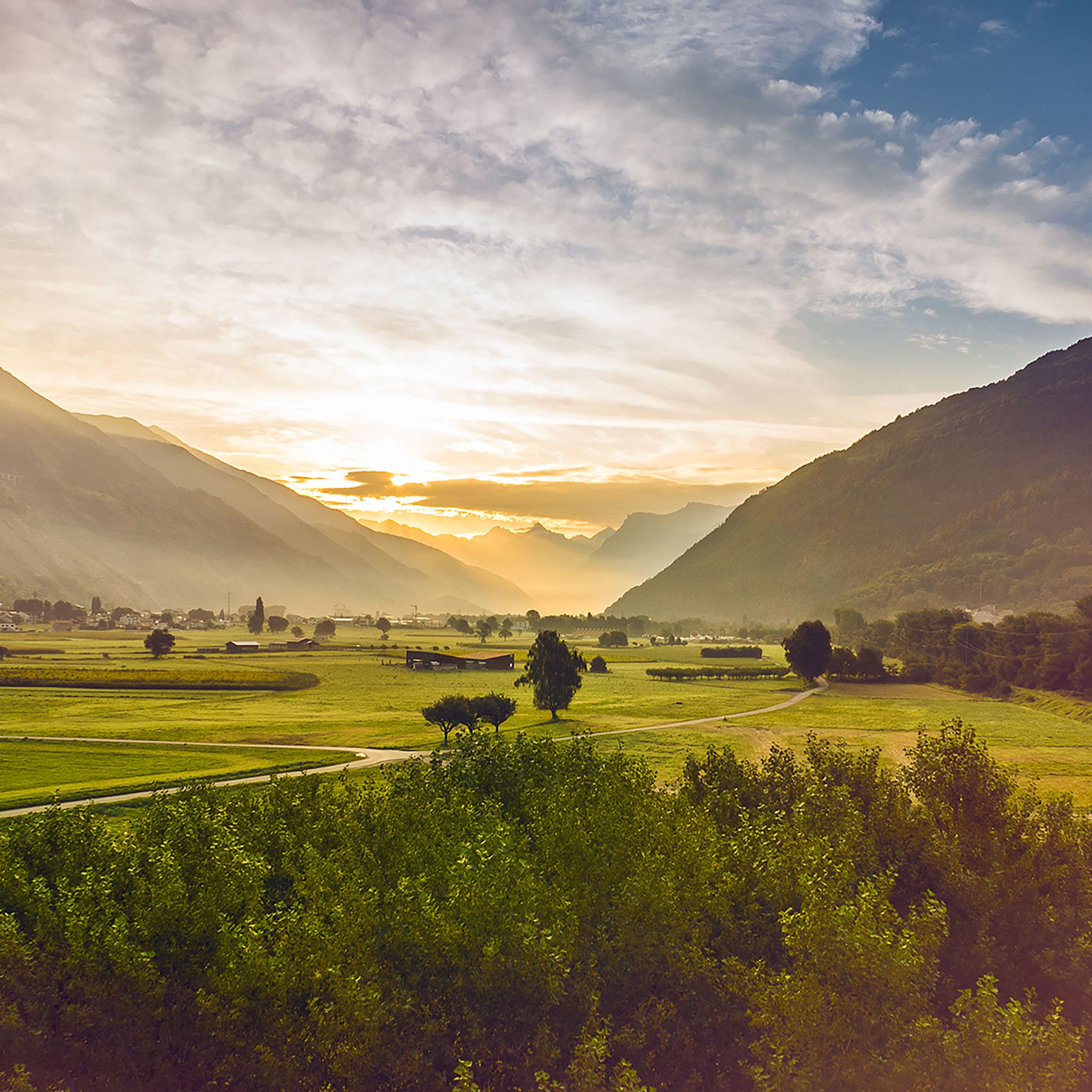 Sonnenaufgang in Turtmann mit Blick Richtung Oberwallis, Wallis