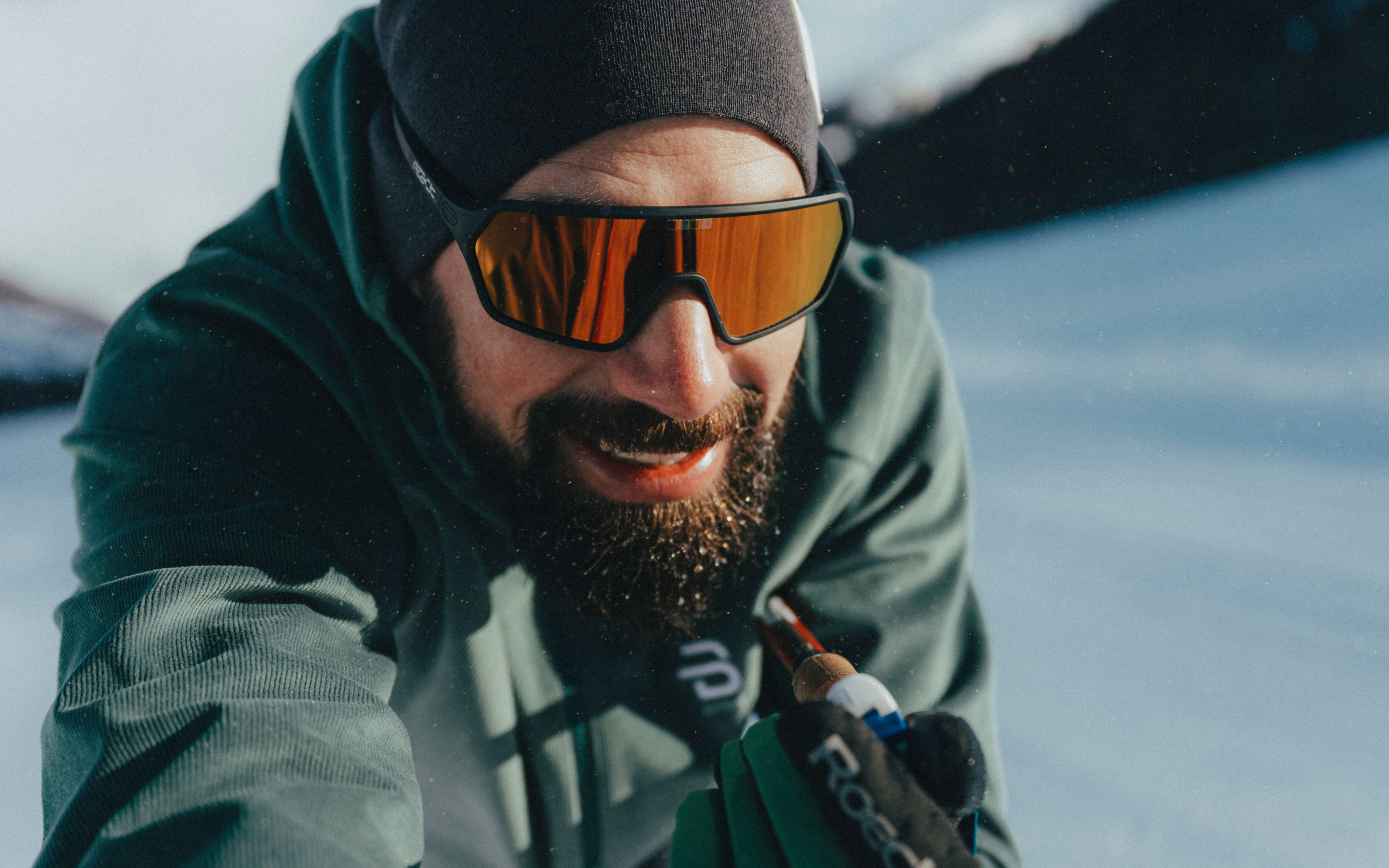 Porträt von Benjamin Weger mit Sonnenbrille und Langlaufkleidung, aufgenommen auf einer Loipe in Goms