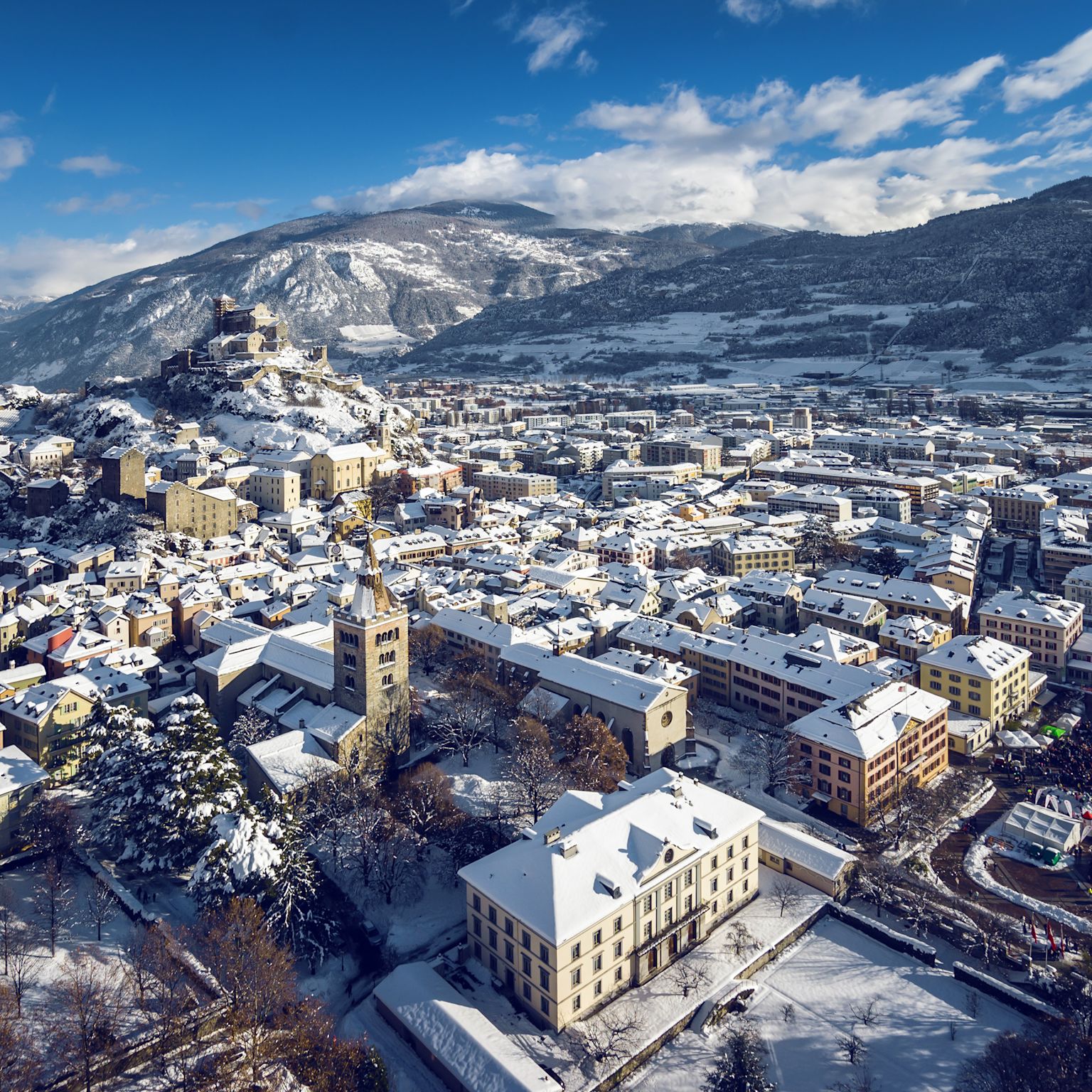 Die Stadt Sitten / Sion im Winter, im Hintergrund die Schlösser Valère und Tourbillon, Wallis