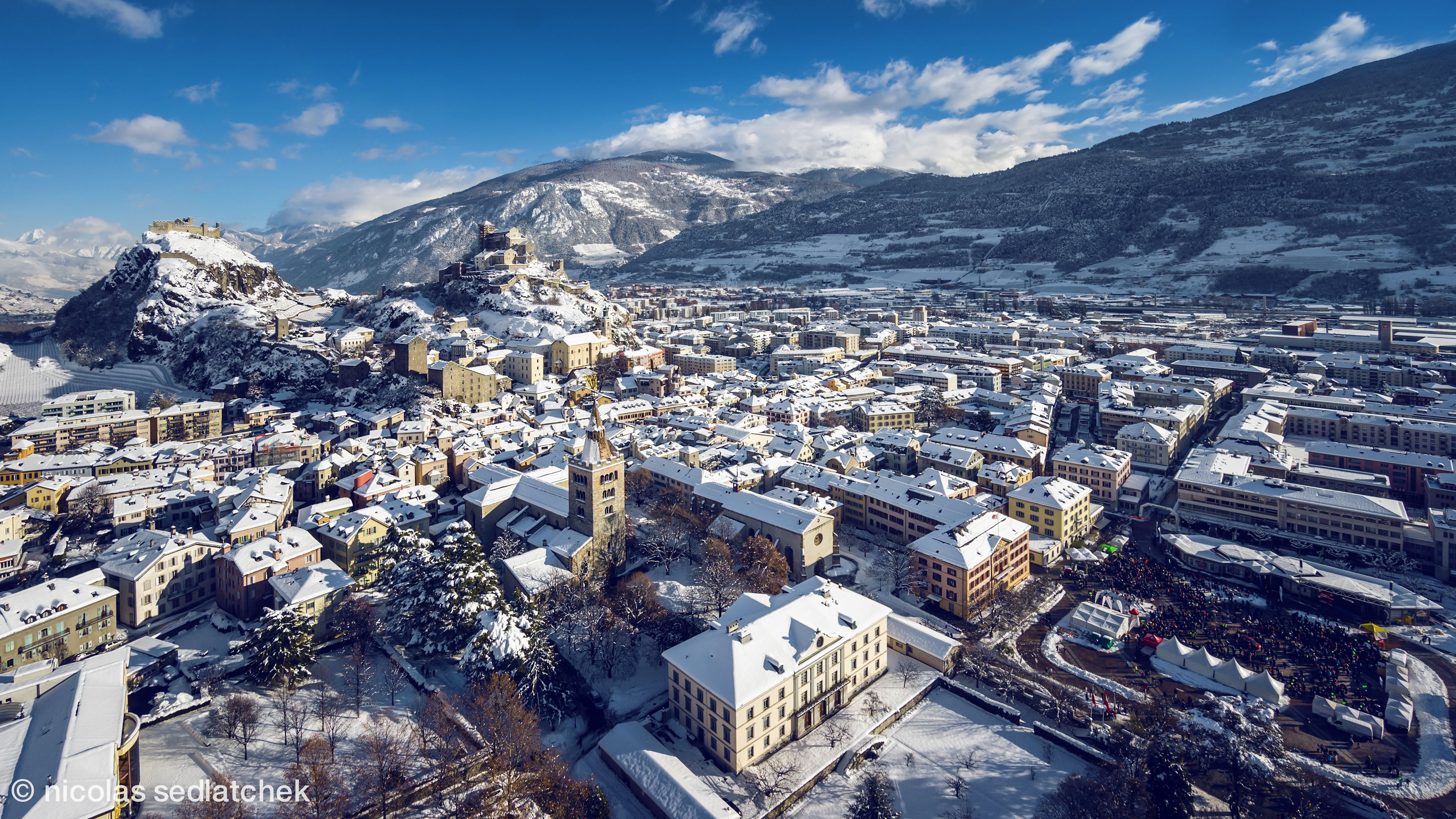 Die Stadt Sitten / Sion im Winter, im Hintergrund die Schlösser Valère und Tourbillon, Wallis