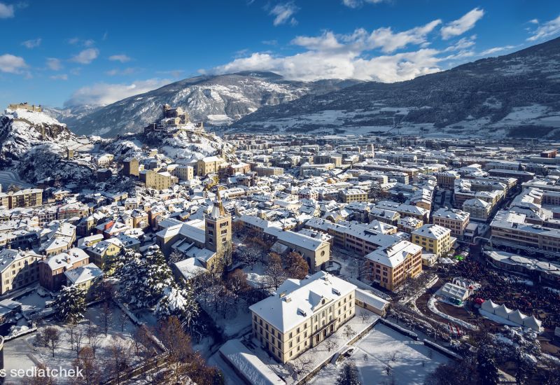 Die Stadt Sitten / Sion im Winter, im Hintergrund die Schlösser Valère und Tourbillon, Wallis
