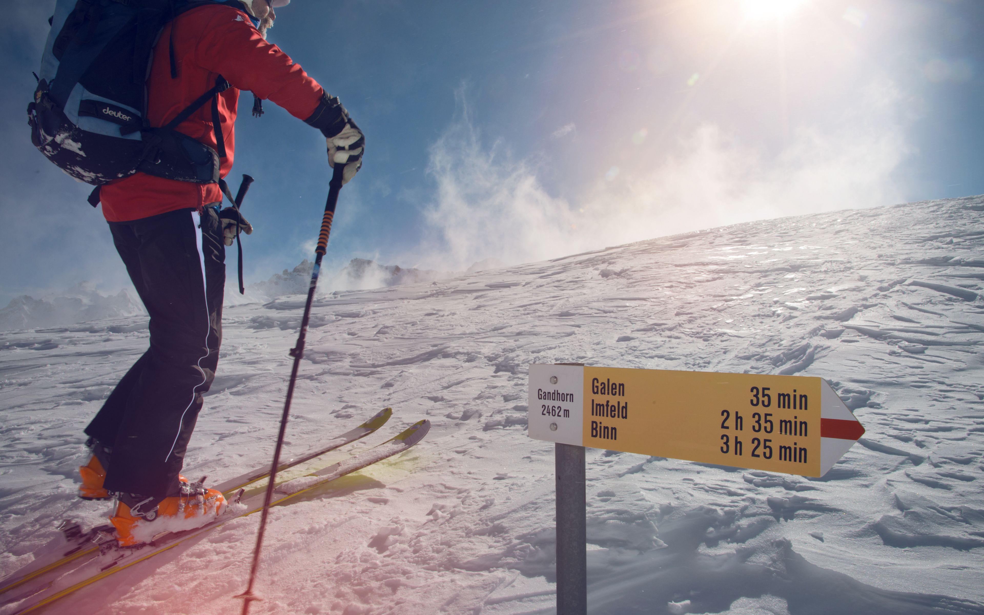 Groupe de randonneurs à ski montant le Gandhorn dans le Binntal, Valais