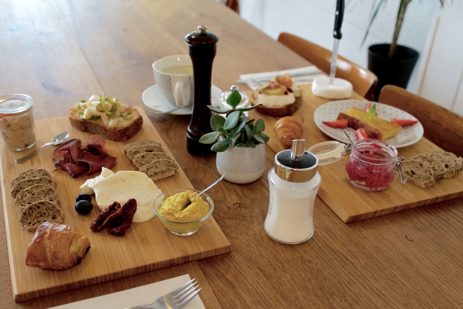 Brunch Café des Châteaux, Sion. Des produits du terroir valaisan au brunch nordique, tous les goûts seront satisfaits dans une ambiance chaleureuse.