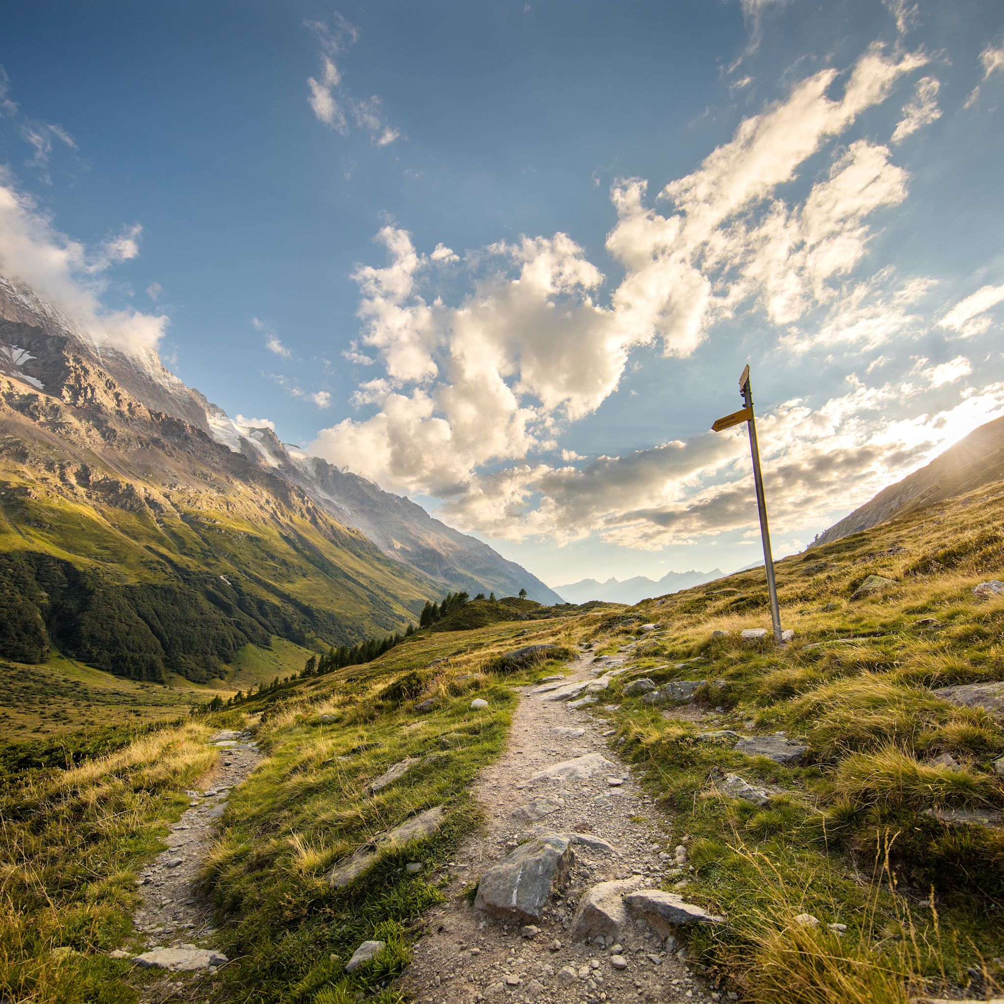 Wanderweg im Lötschental im Sommer, Wallis