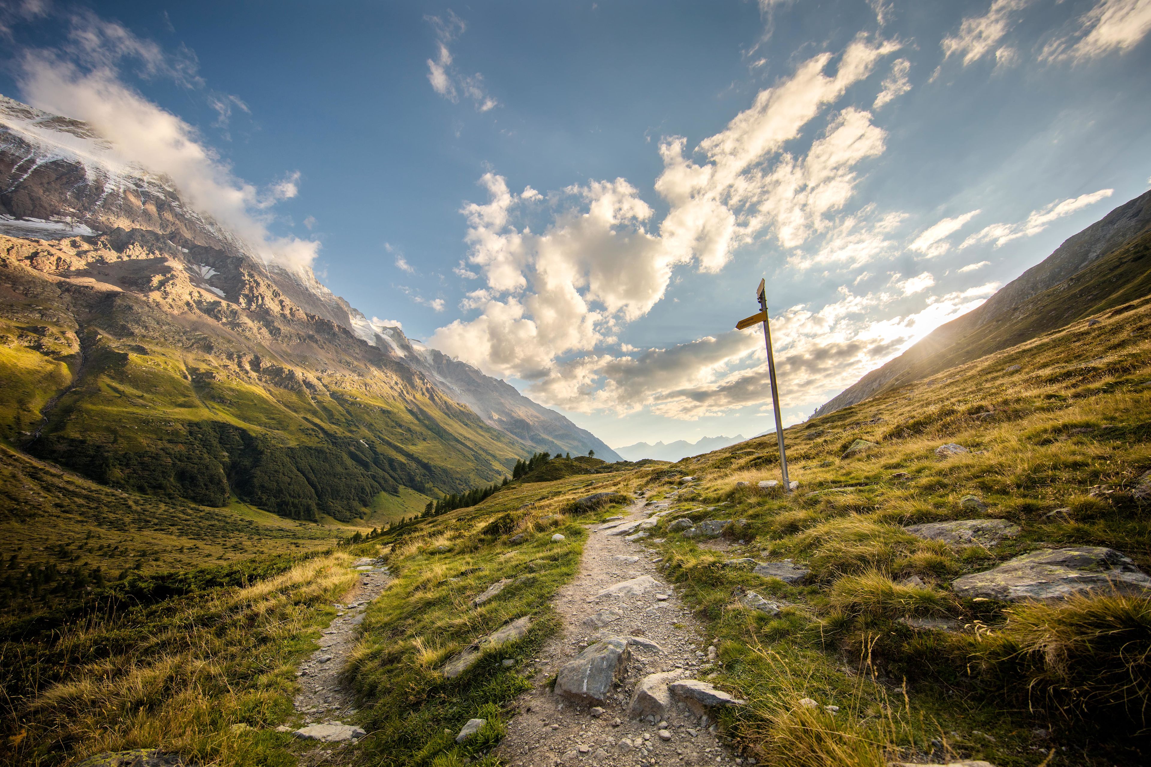 Wanderweg im Lötschental im Sommer, Wallis