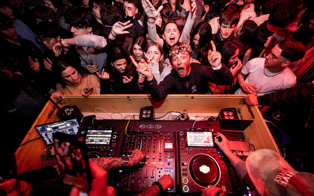 Junge Gäste feiern beim Après-Ski im Zerodix in Crans-Montana mit DJ und Party-Atmosphäre