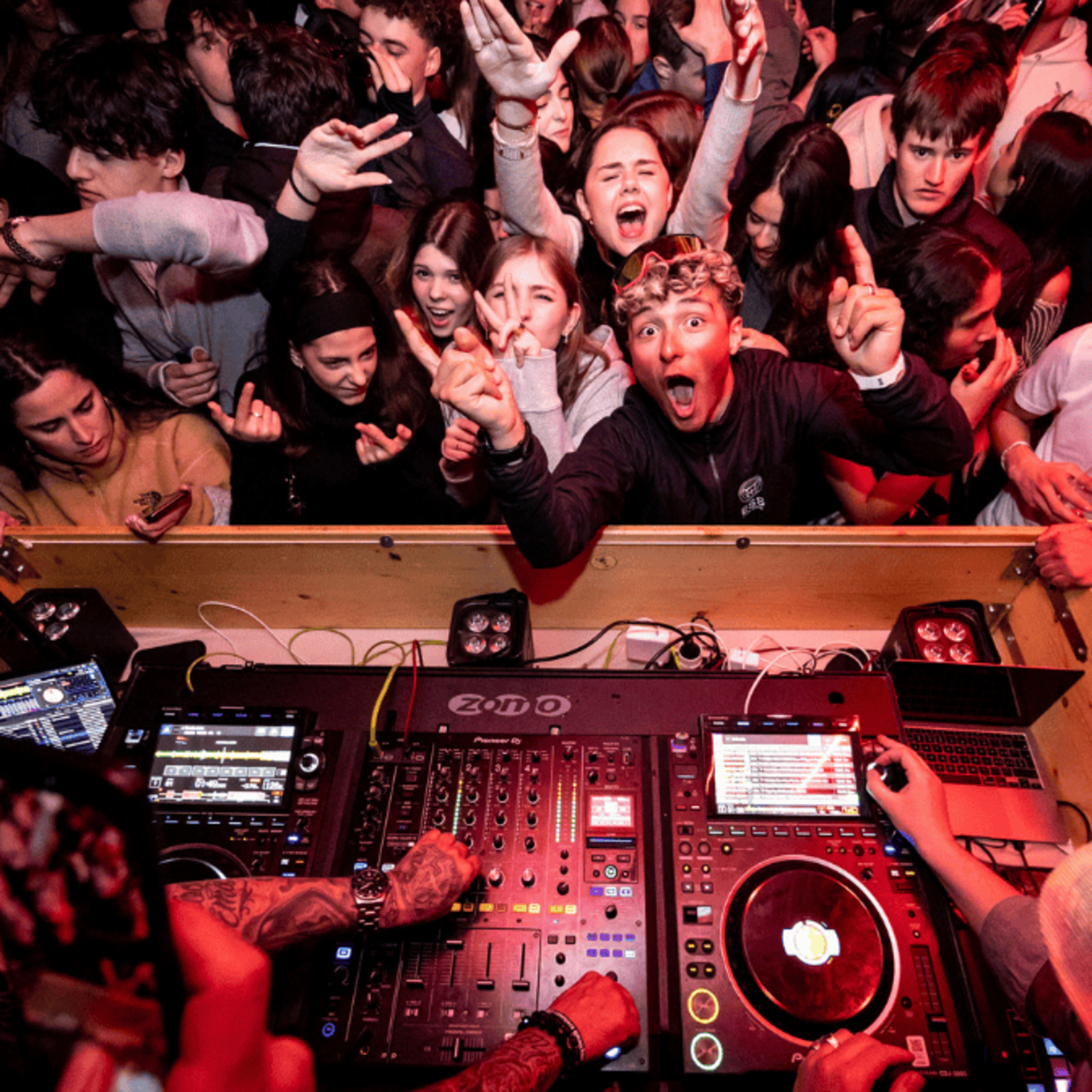 Junge Gäste feiern beim Après-Ski im Zerodix in Crans-Montana mit DJ und Party-Atmosphäre